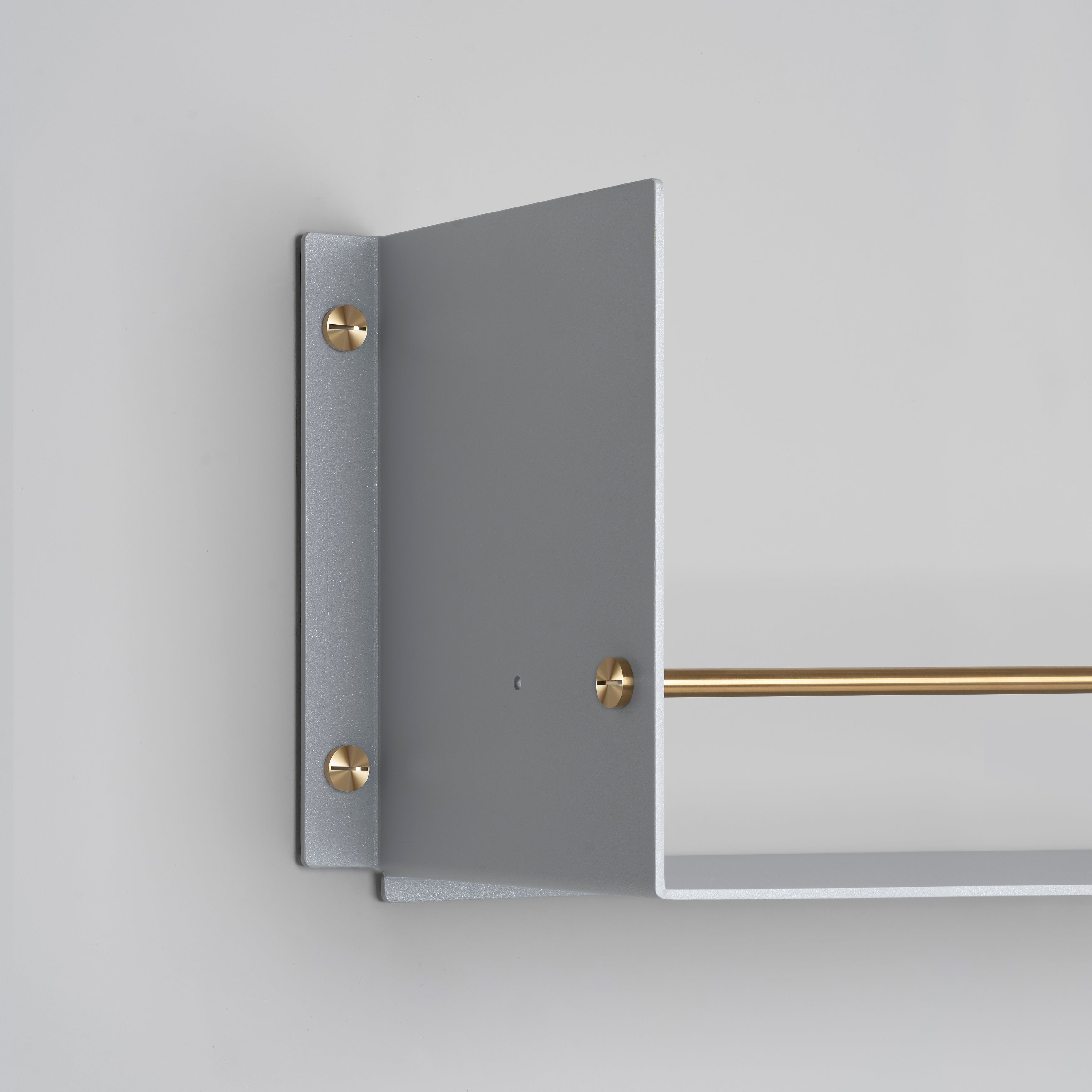 Grå hylla till köket i en rå design med exklusiva mässingsdetaljer.