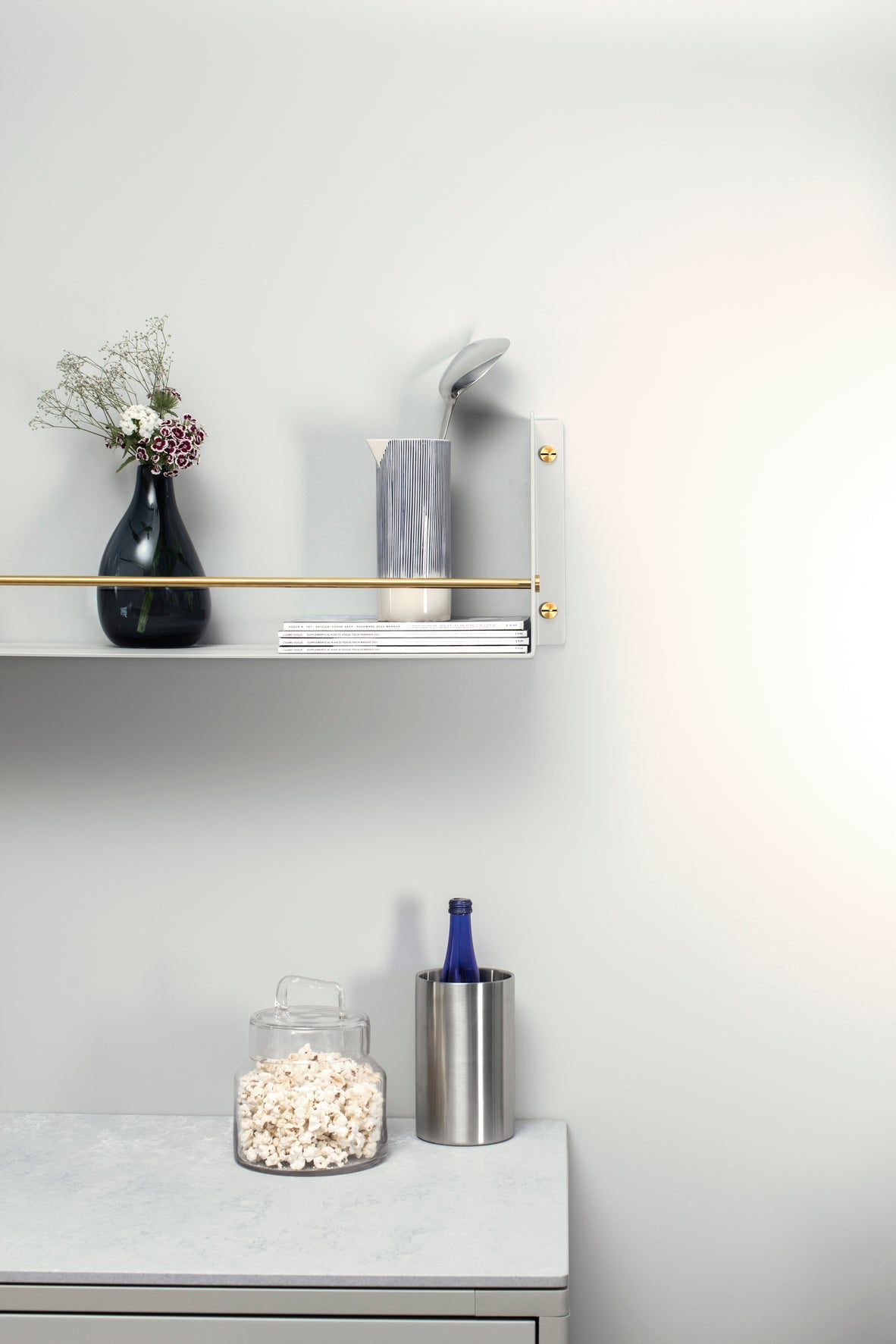 Grå hylla till köket i en rå design med exklusiva mässingsdetaljer. Här visas hyllan monterad i ett kök med matchande produkter från Buster + Punch.