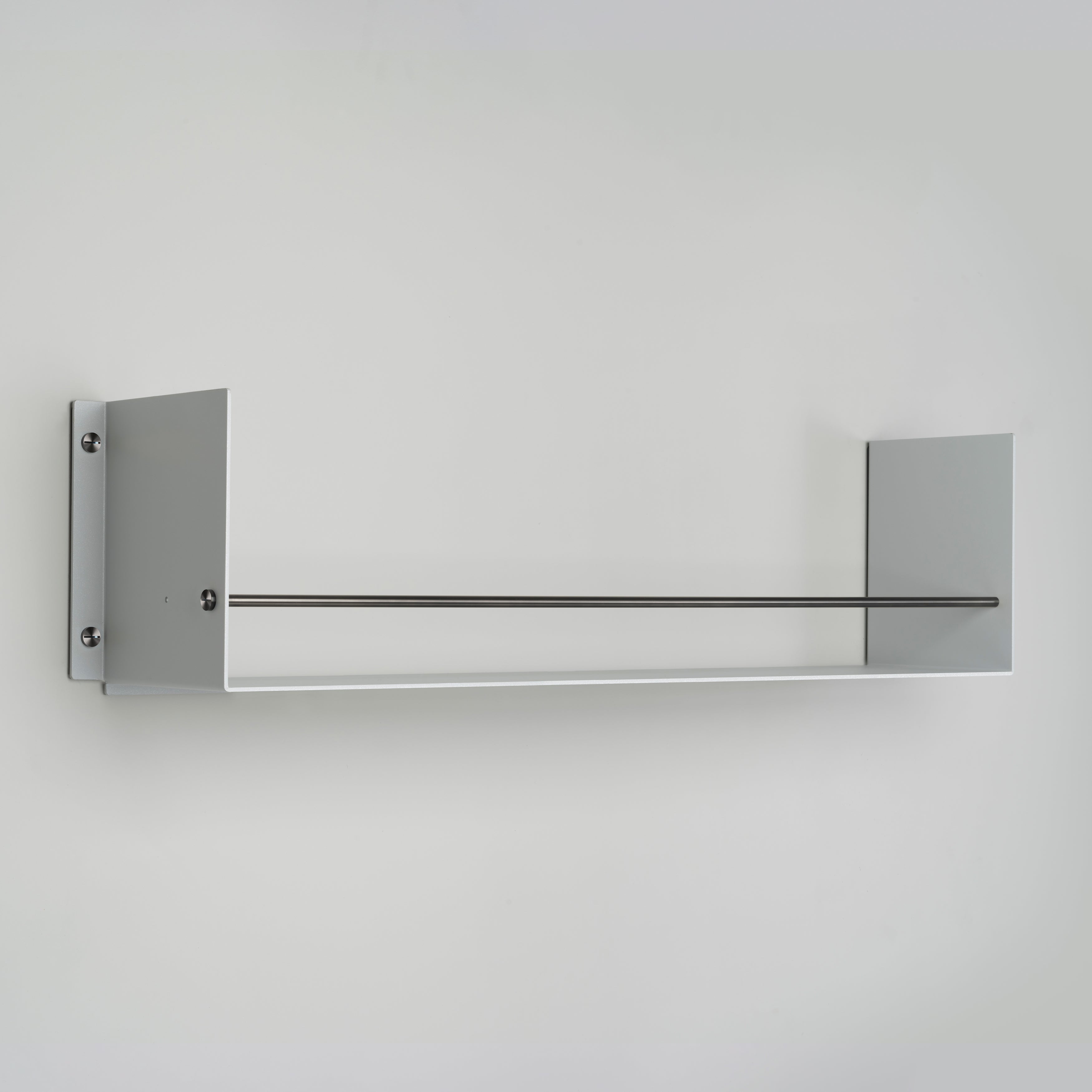 Grå hylla till köket i en rå design med exklusiva detaljer i gun metal.