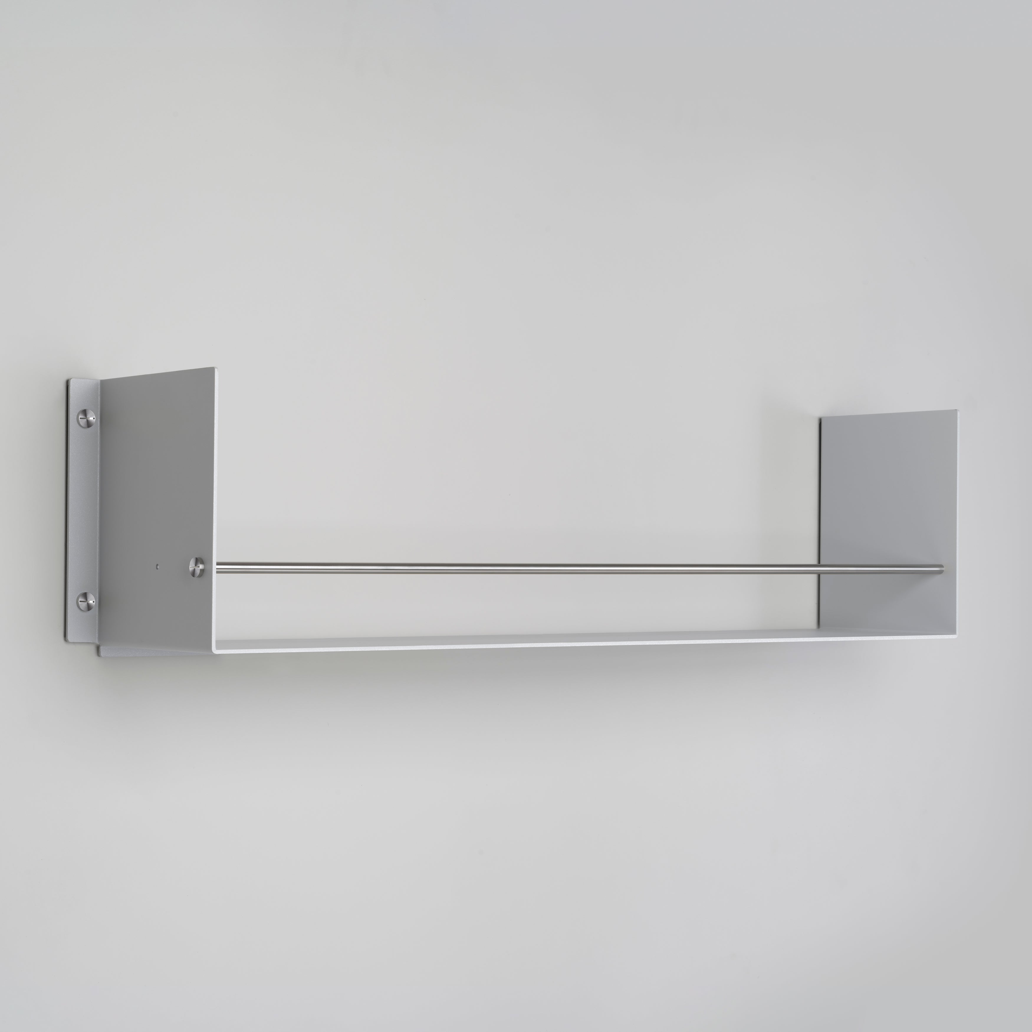 Grå hylla i en rå och exklusiv design med detaljer i rostfritt stål.