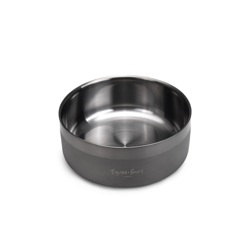 Hundskål i stål med gun metal-finish, mot vit bakgrund.