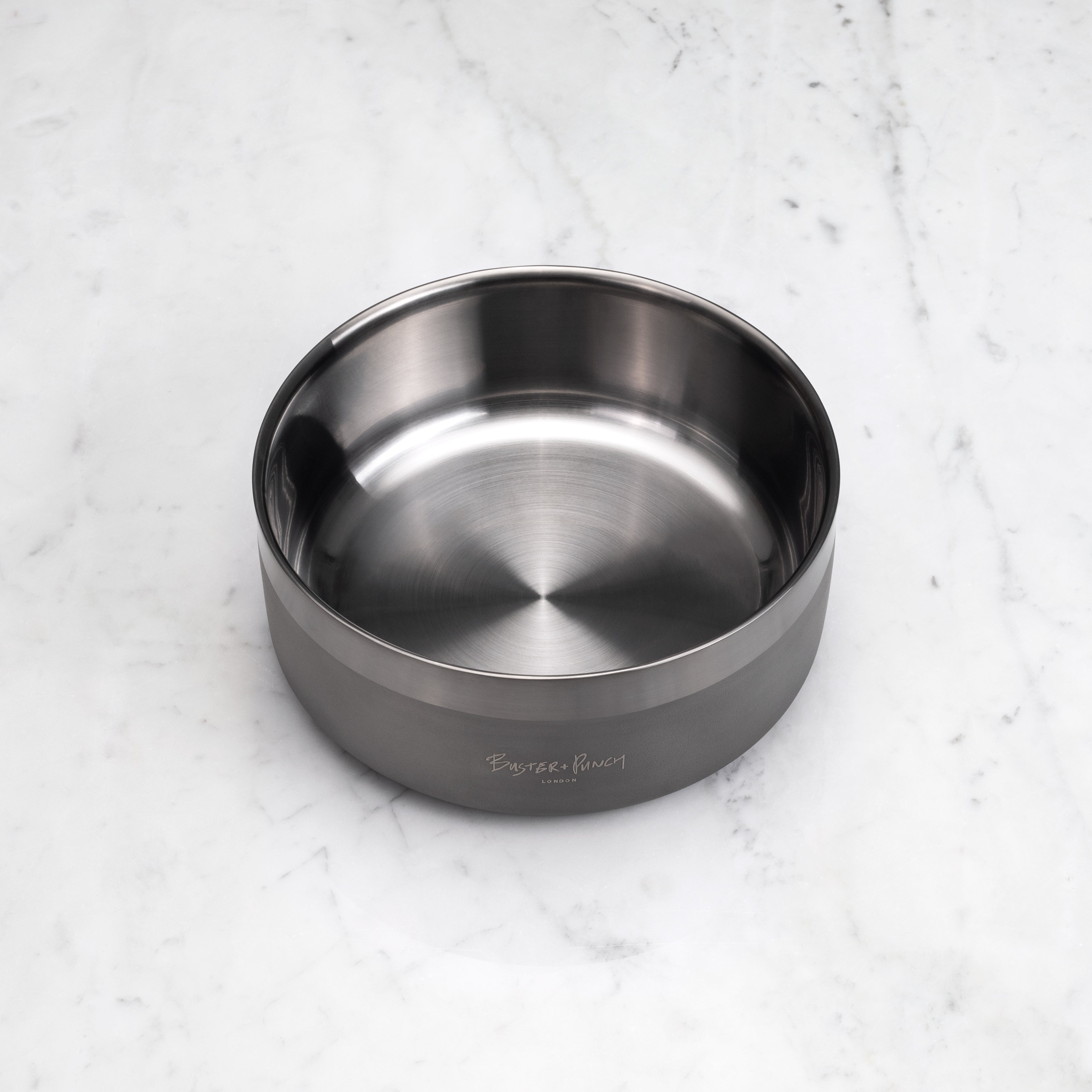 Hundskål i stål med gun metal-finish på ett marmorbord