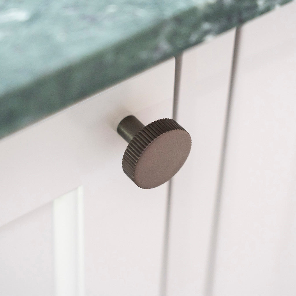 Møbelknop med linjeret design i bronze / bruneret messing - Langelinie • Chr. Jørgensen - Copenhagenhomedesign
