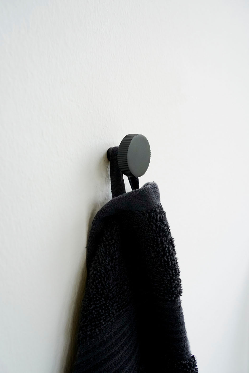 Møbelknop med linjeret design i sort - Langelinie • Chr. Jørgensen - Copenhagenhomedesign