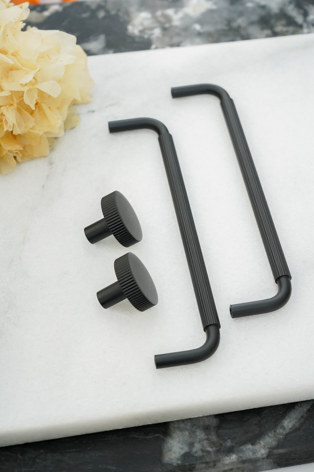Møbelknop med linjeret design i sort - Langelinie • Chr. Jørgensen - Copenhagenhomedesign