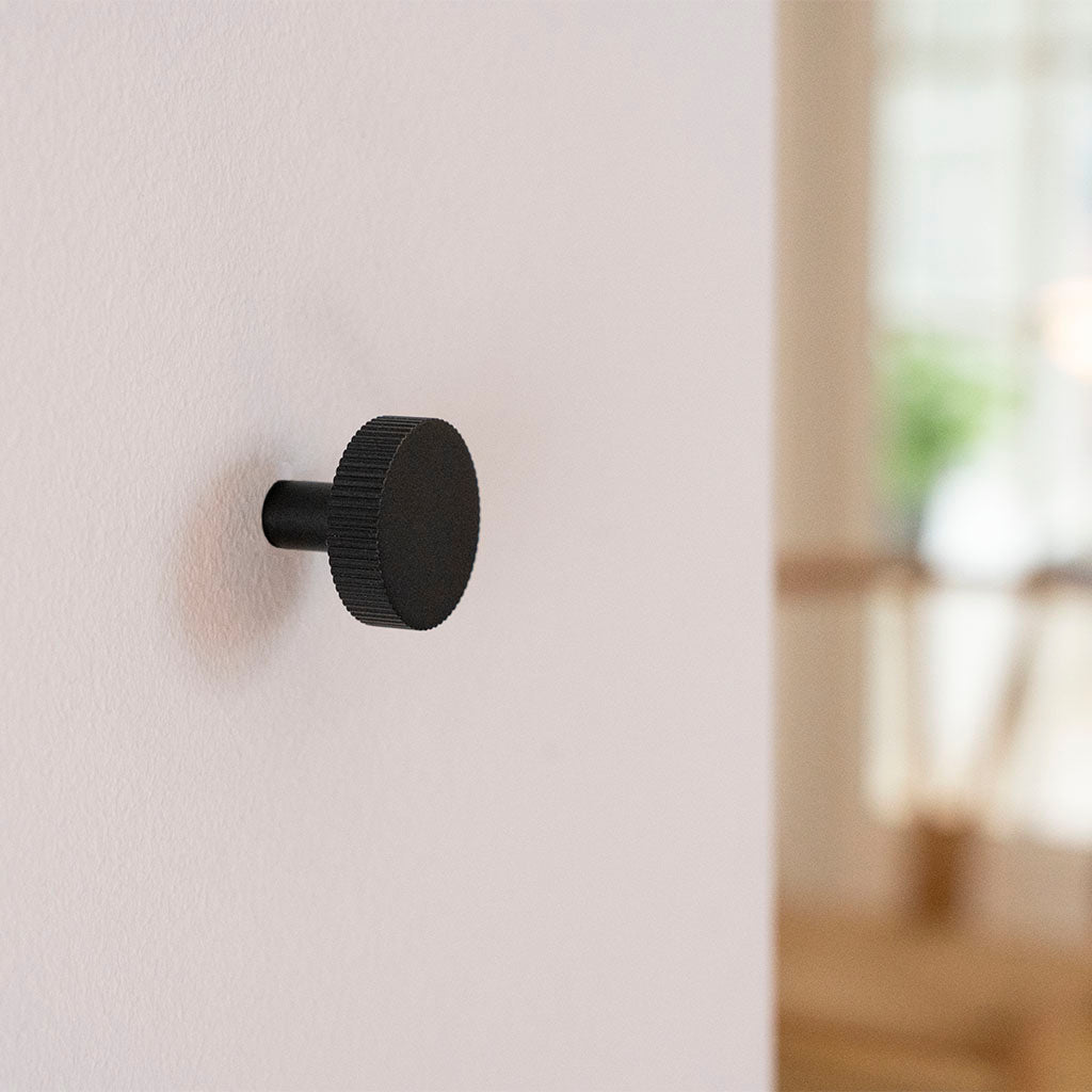 Møbelknop med linjeret design i sort - Langelinie • Chr. Jørgensen - Copenhagenhomedesign