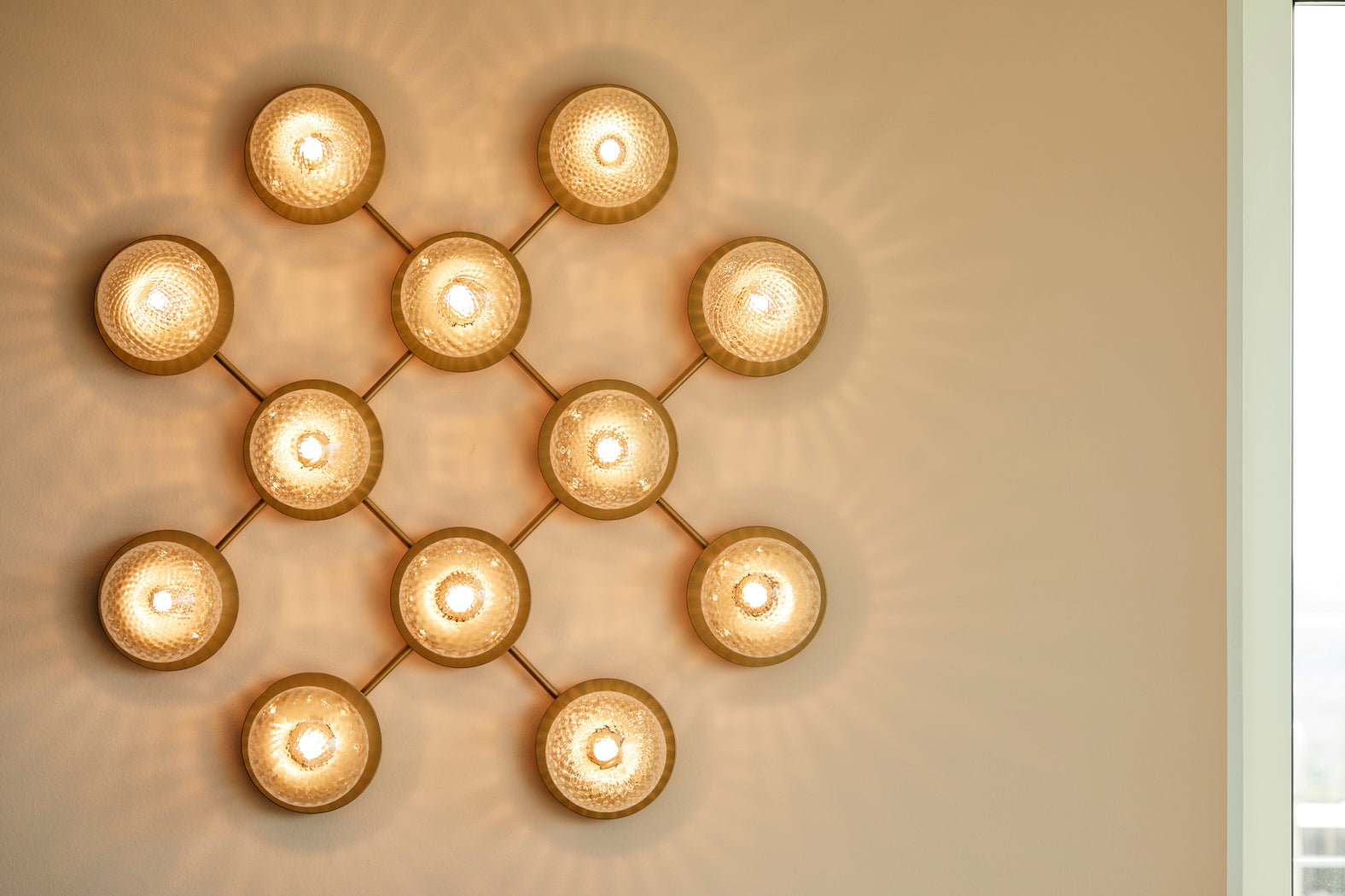 Liila 12 vägg- och taklampa, nordic gold / optic clear • NUURA