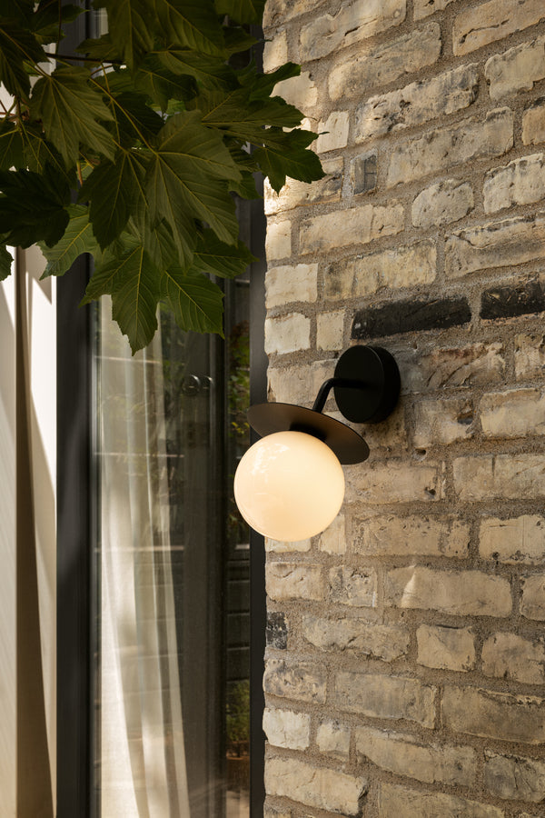 Liila Wall Outdoor utomhuslampa, black / opal • NUURA