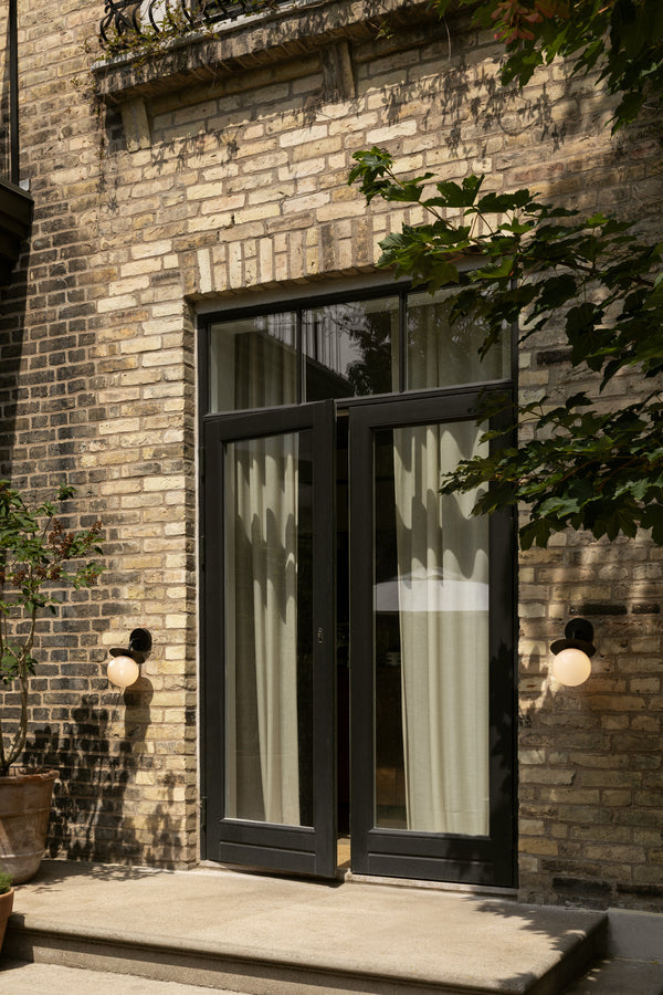 Liila Wall Outdoor utomhuslampa, black / opal • NUURA