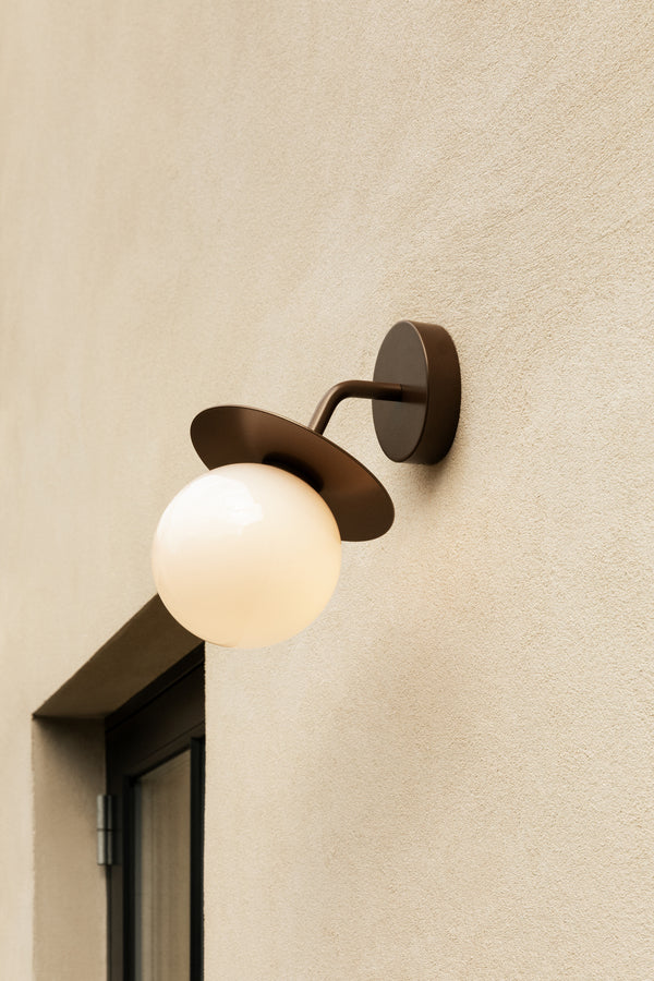 Liila Wall Outdoor utomhuslampa, dark bronze / opal • NUURA
