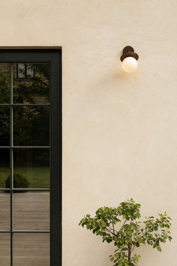 Liila Wall Outdoor utomhuslampa, dark bronze / opal • NUURA