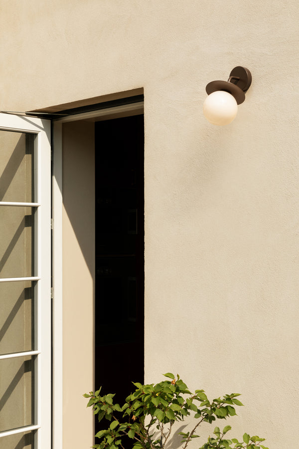 Liila Wall Outdoor utomhuslampa, dark bronze / opal • NUURA