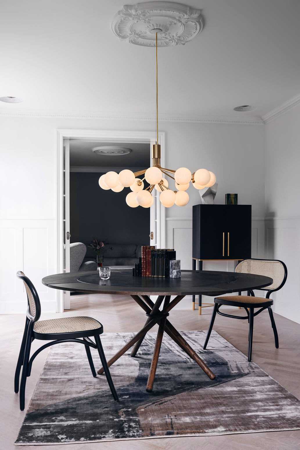 Apiales 18 ljuskrona, brushed brass / opal • NUURA