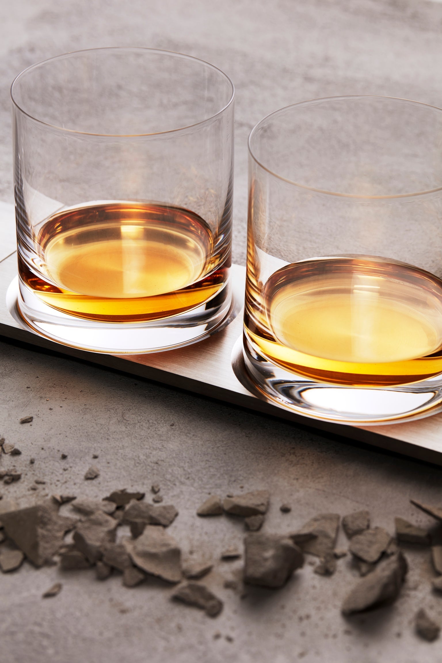 Stålbricka med ett set om två whiskyglas.