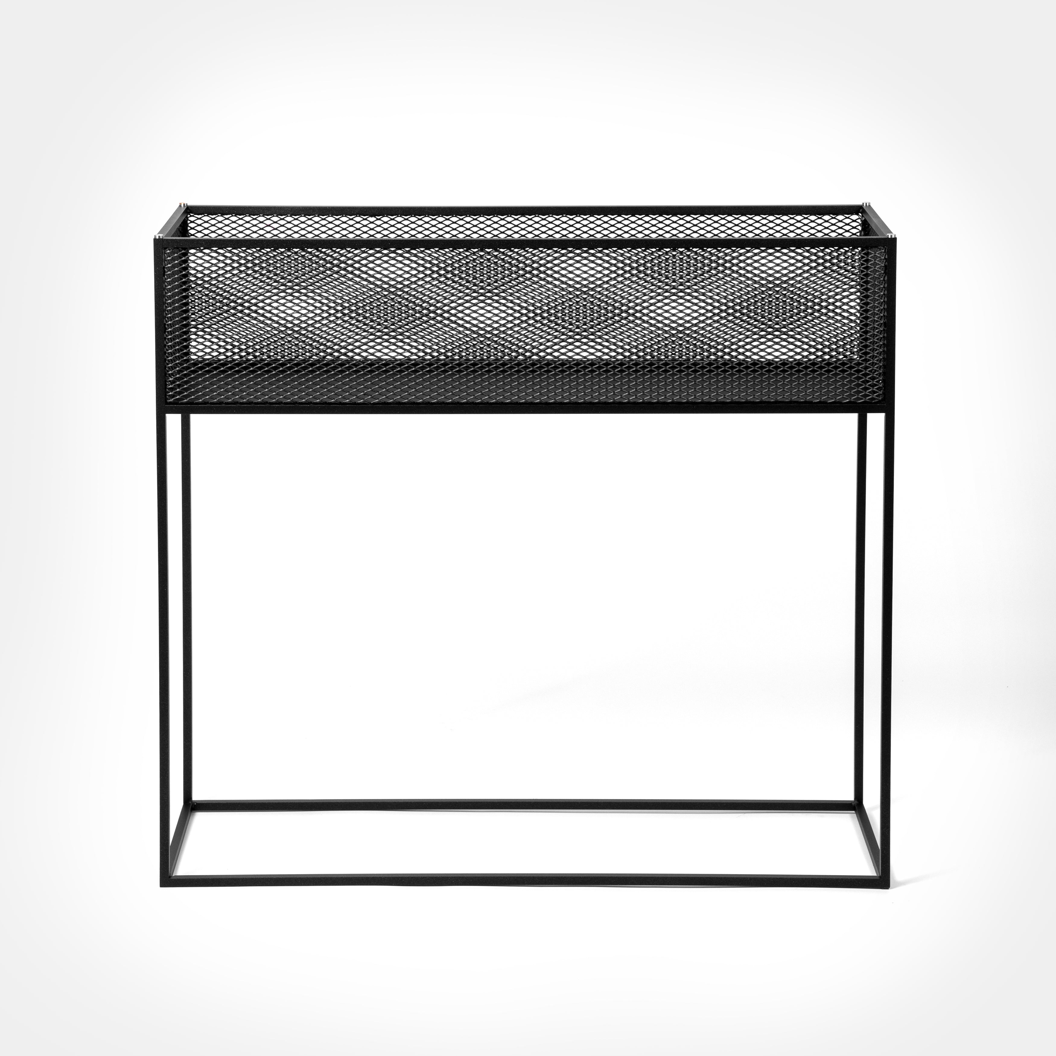 Fyrkantig och svart planteringslåda i stålram med mesh/hålad design på sidorna. Detaljer/skruvar i både stål och mässing medföljer.