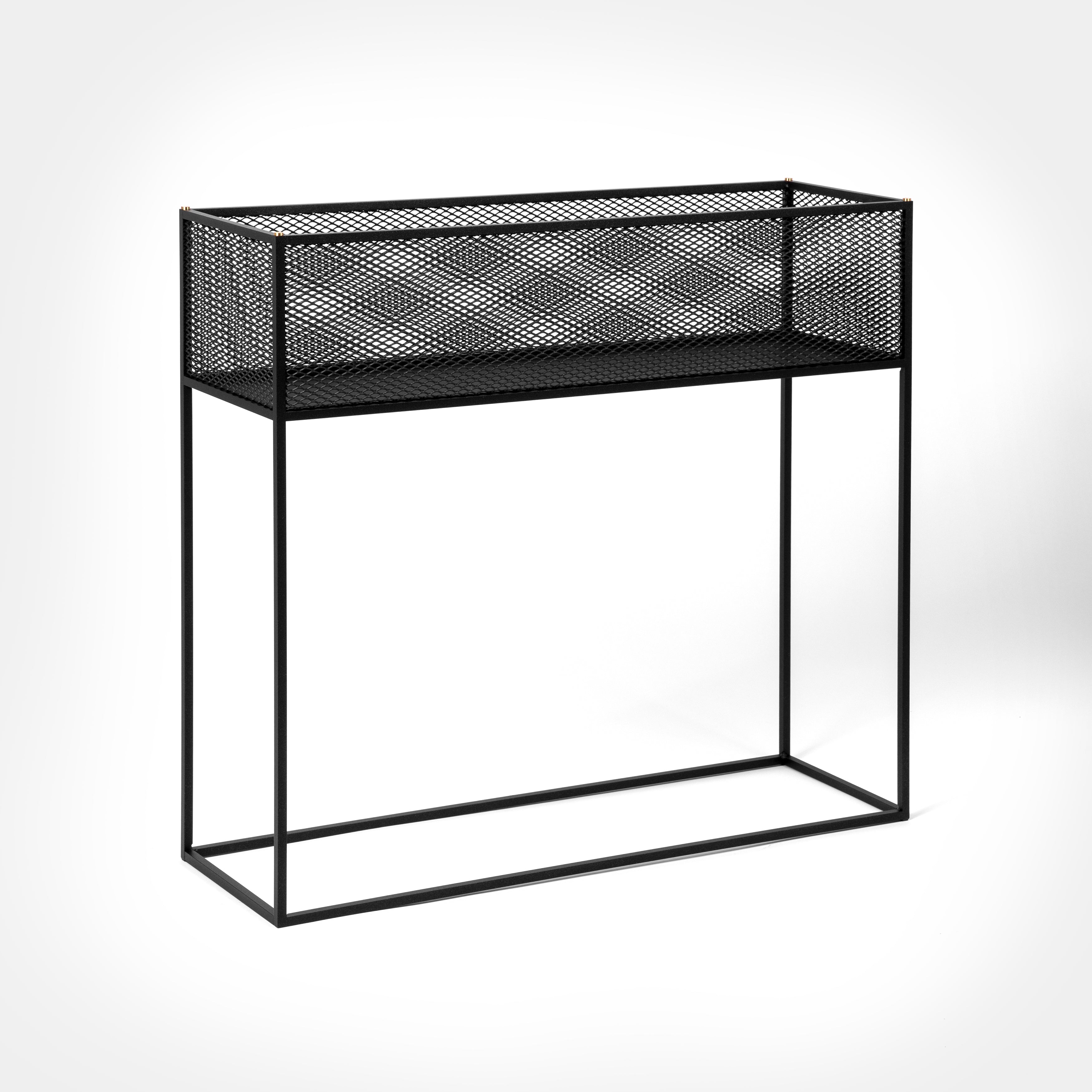 Fyrkantig och svart planteringslåda i stålram med mesh/hålad design på sidorna. Detaljer/skruvar i både stål och mässing medföljer.