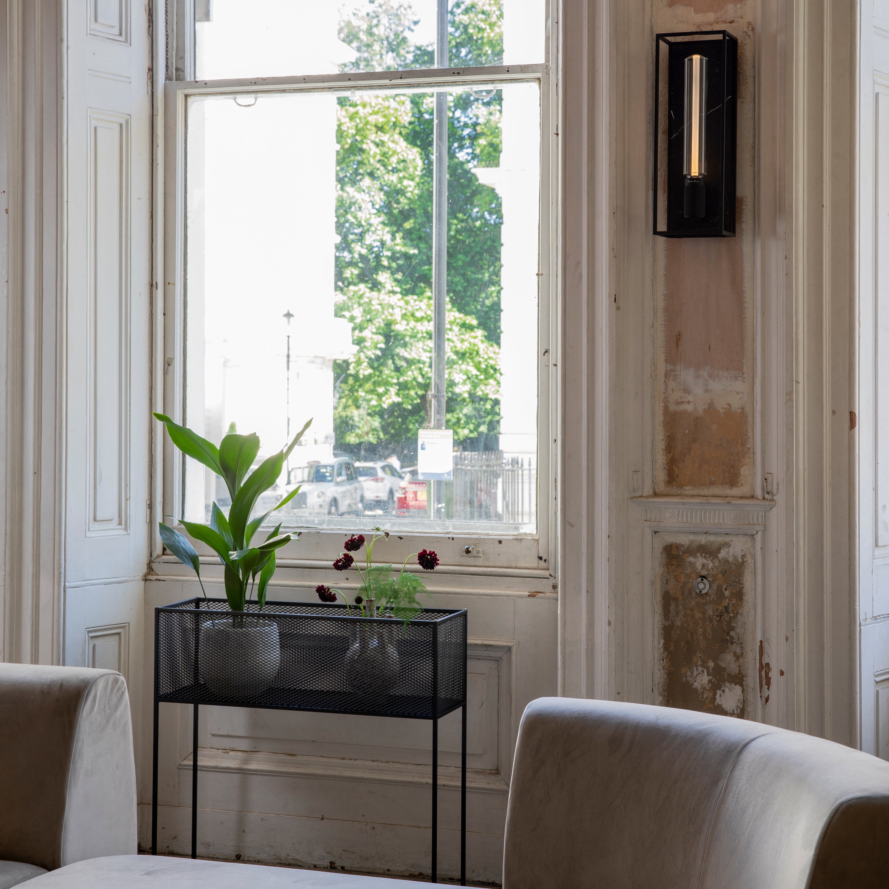 Fyrkantig och svart planteringslåda i stålram med mesh/hålad design på sidorna. Detaljer/skruvar i både stål och mässing medföljer.