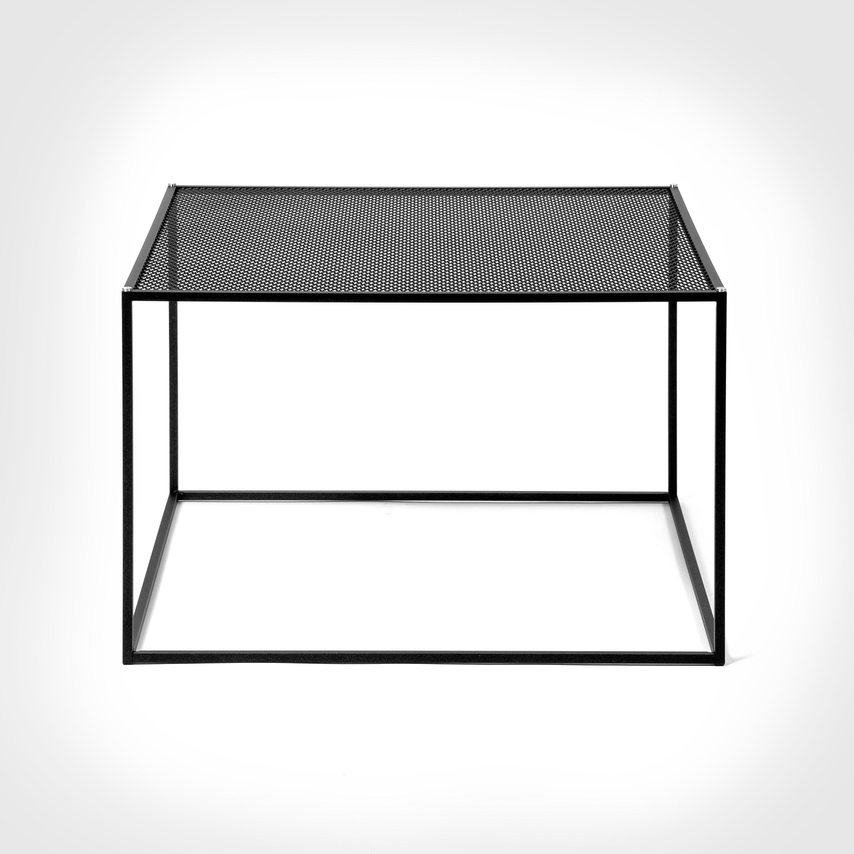 Fyrkantigt svart soffbord med bordsskiva i nät-/hålmönster. Välj mellan detaljer/skruvar i mässing eller stål (medföljer).