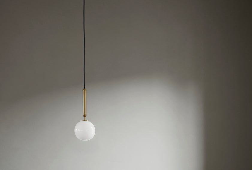Miira 1 pendel, brass / opal • NUURA
