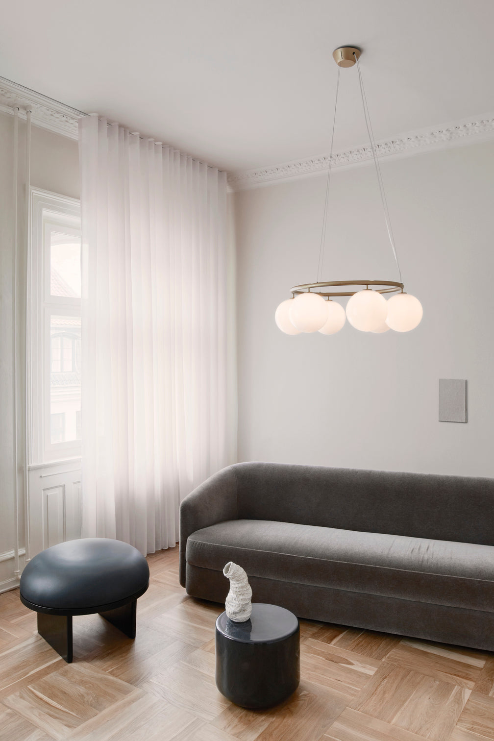 Miira 6 Circular ljuskrona, brass / opal • NUURA