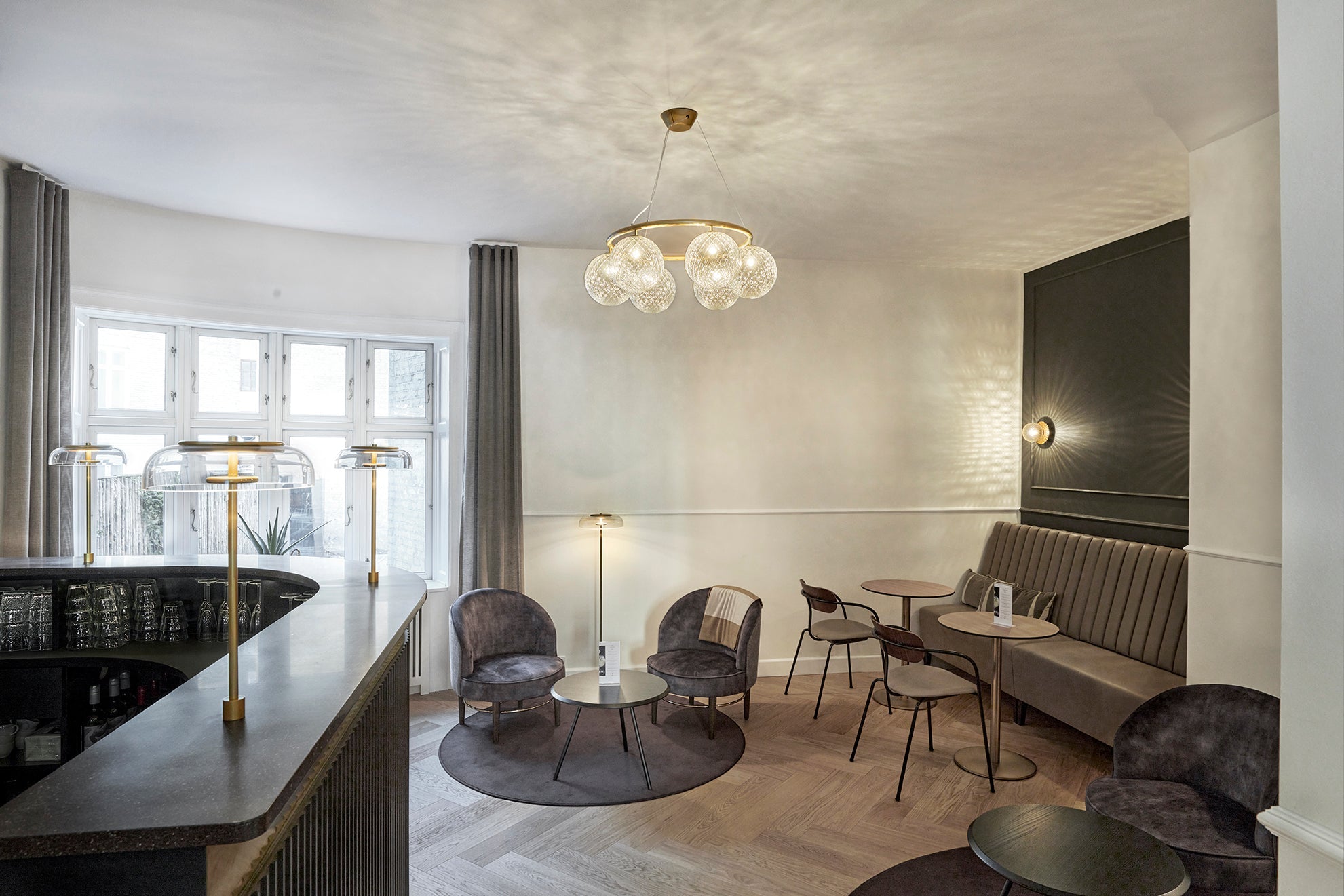 Miira 6 Circular ljuskrona, brass / optic clear • NUURA