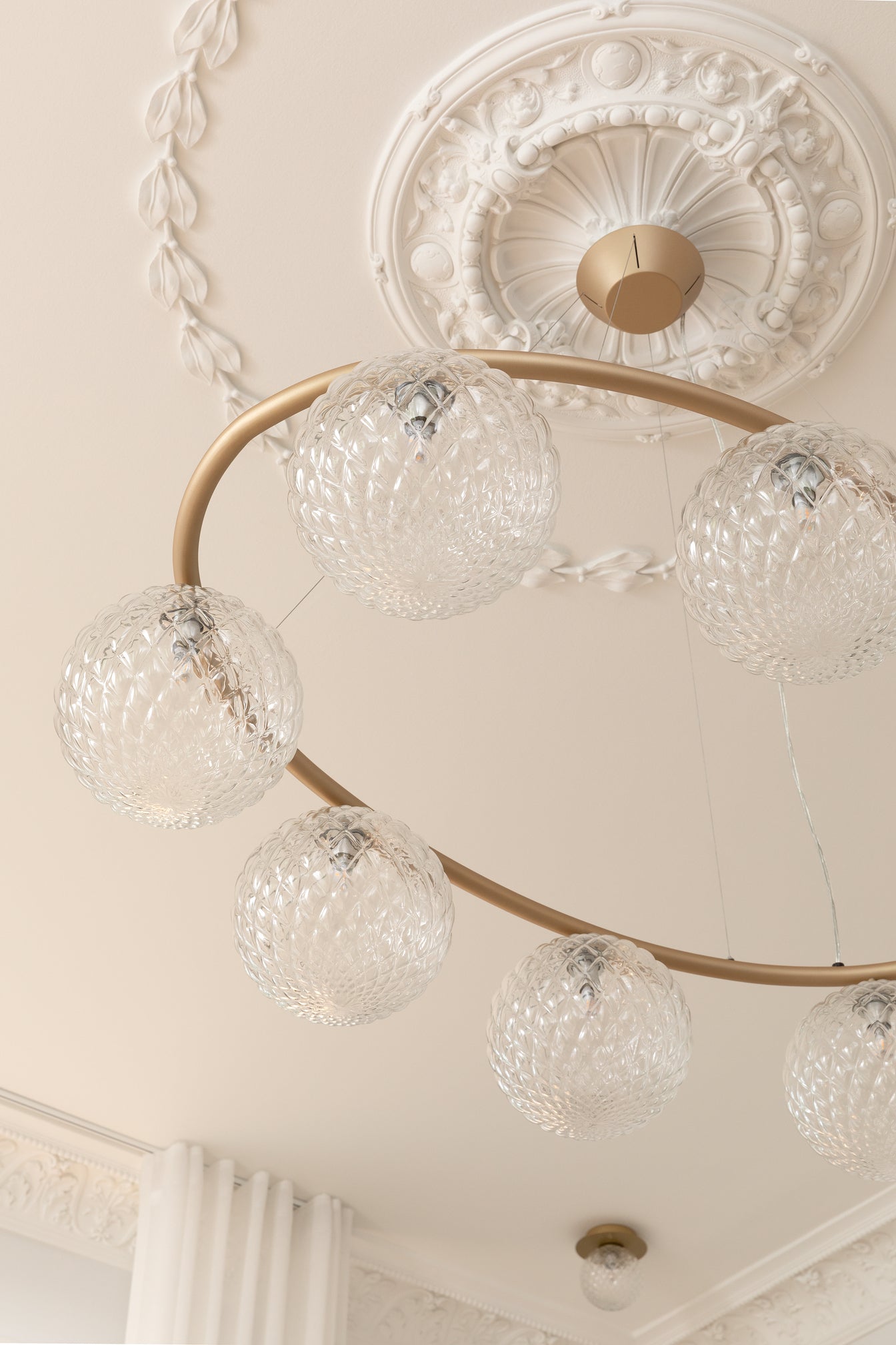 Miira 8 Oval ljuskrona, brass / optic clear • NUURA