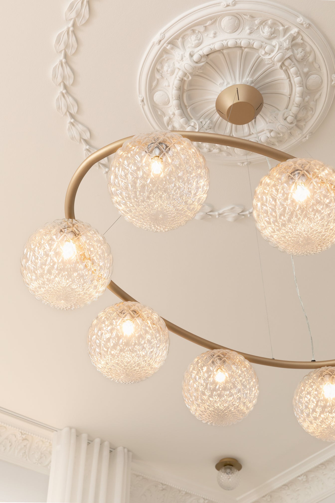 Miira 8 Oval ljuskrona, brass / optic clear • NUURA