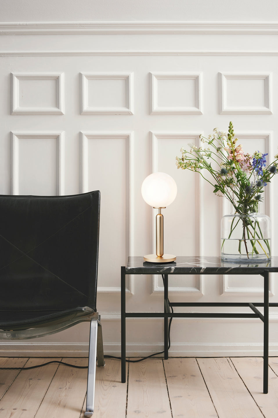 Miira Table bordslampa, brass / opal • NUURA