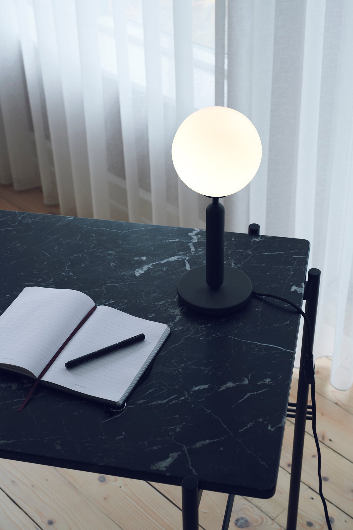 Miira Table bordslampa, rock grey / opal • NUURA