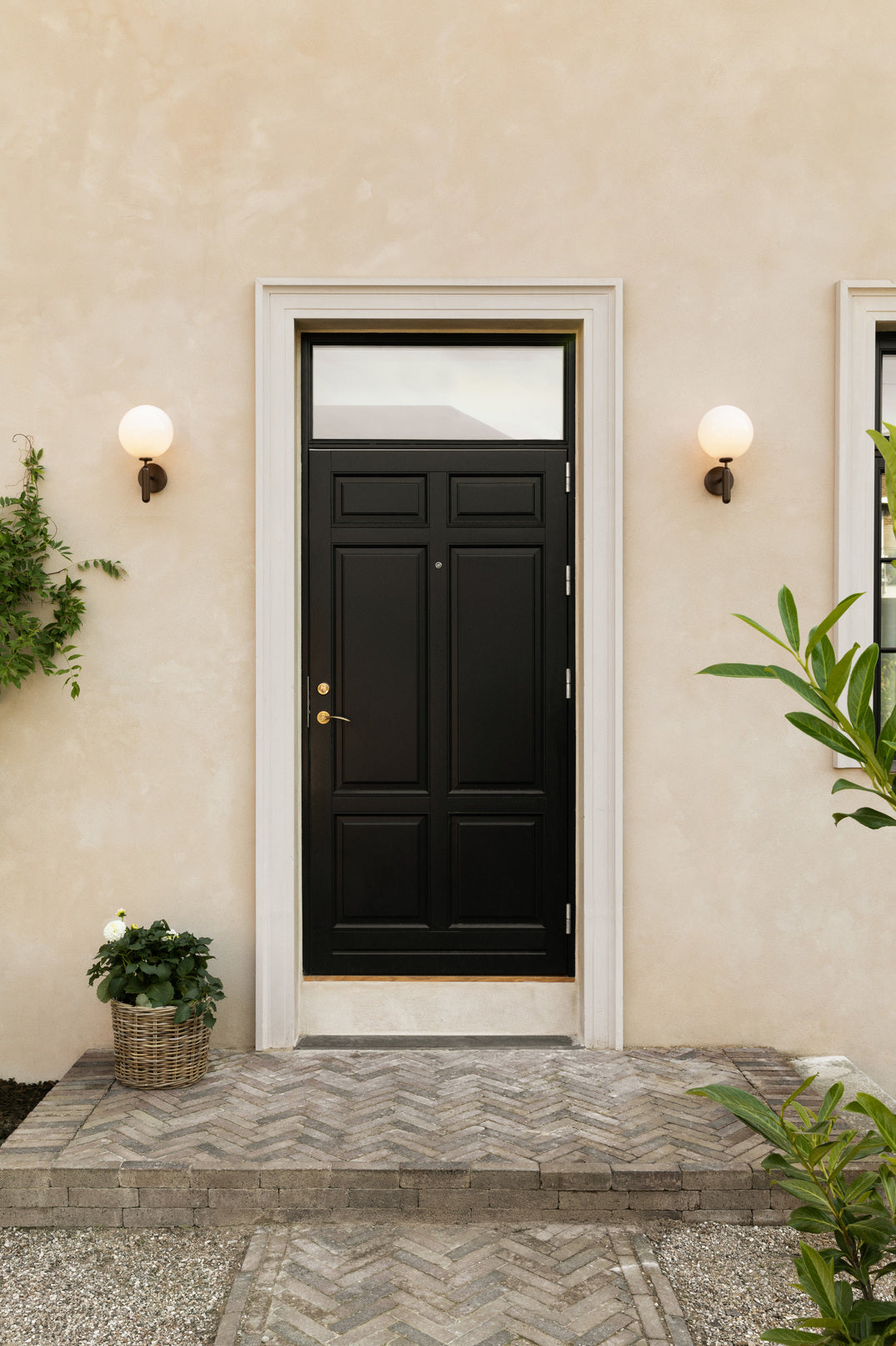 Miira Wall Outdoor utomhuslampa, dark bronze / opal • NUURA