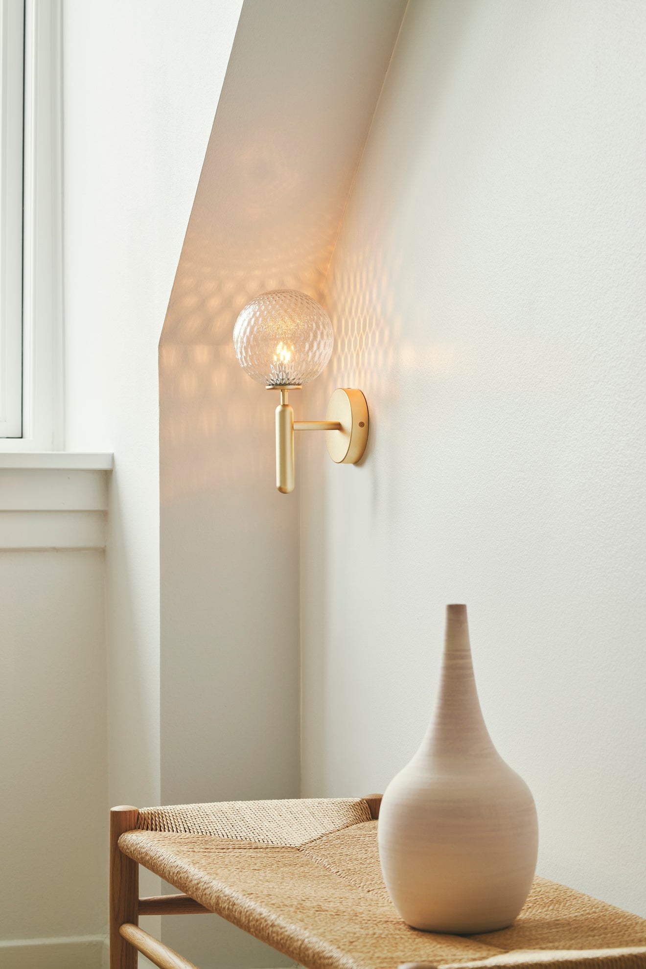 Miira Wall vägglampa, brass / optic clear • NUURA