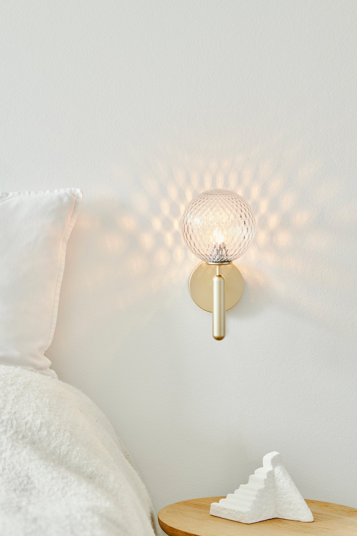 Miira Wall vägglampa, brass / optic clear • NUURA