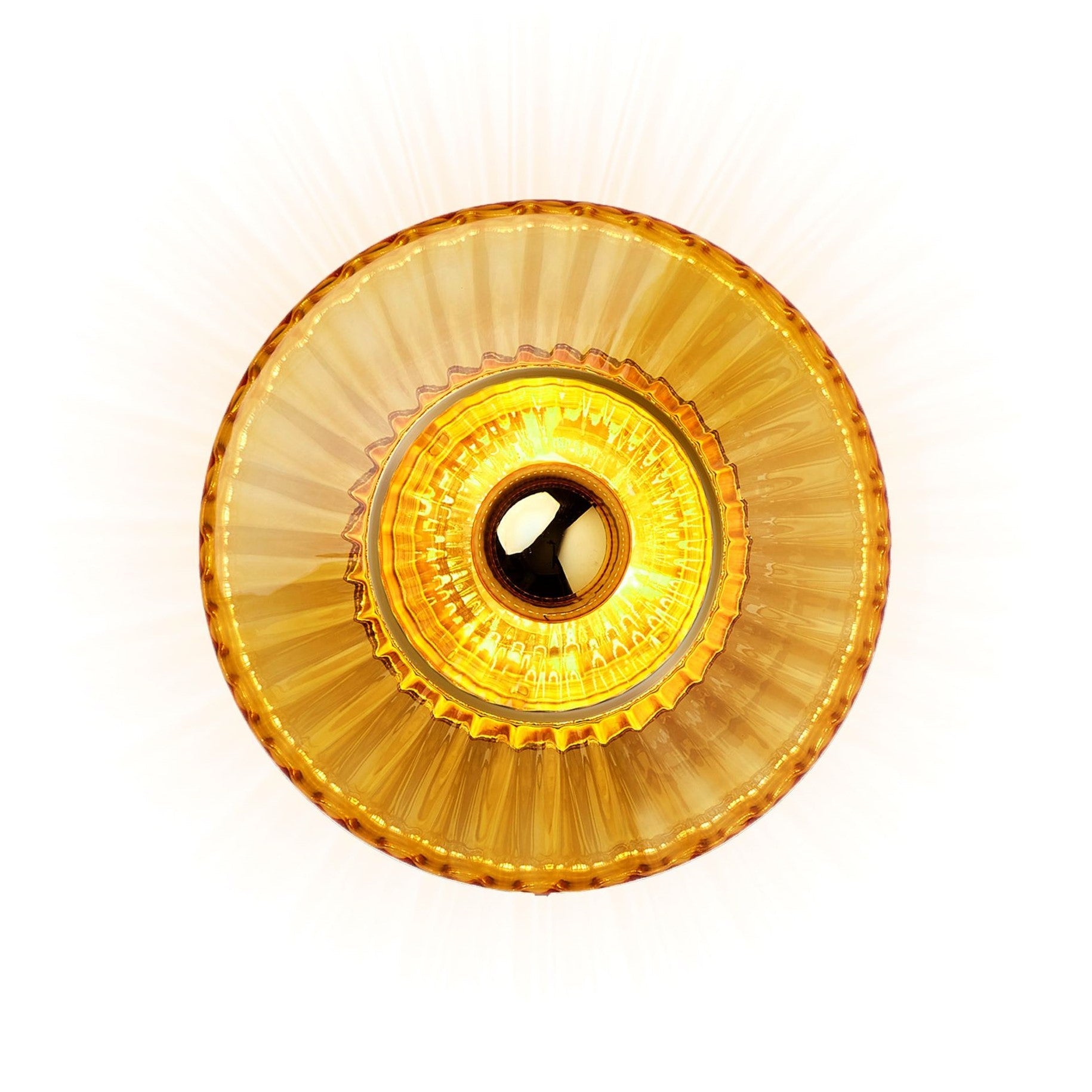 Rund vägglampa i ambra (orange/gult) veckat glas som skapar ett ljusspel på väggen.