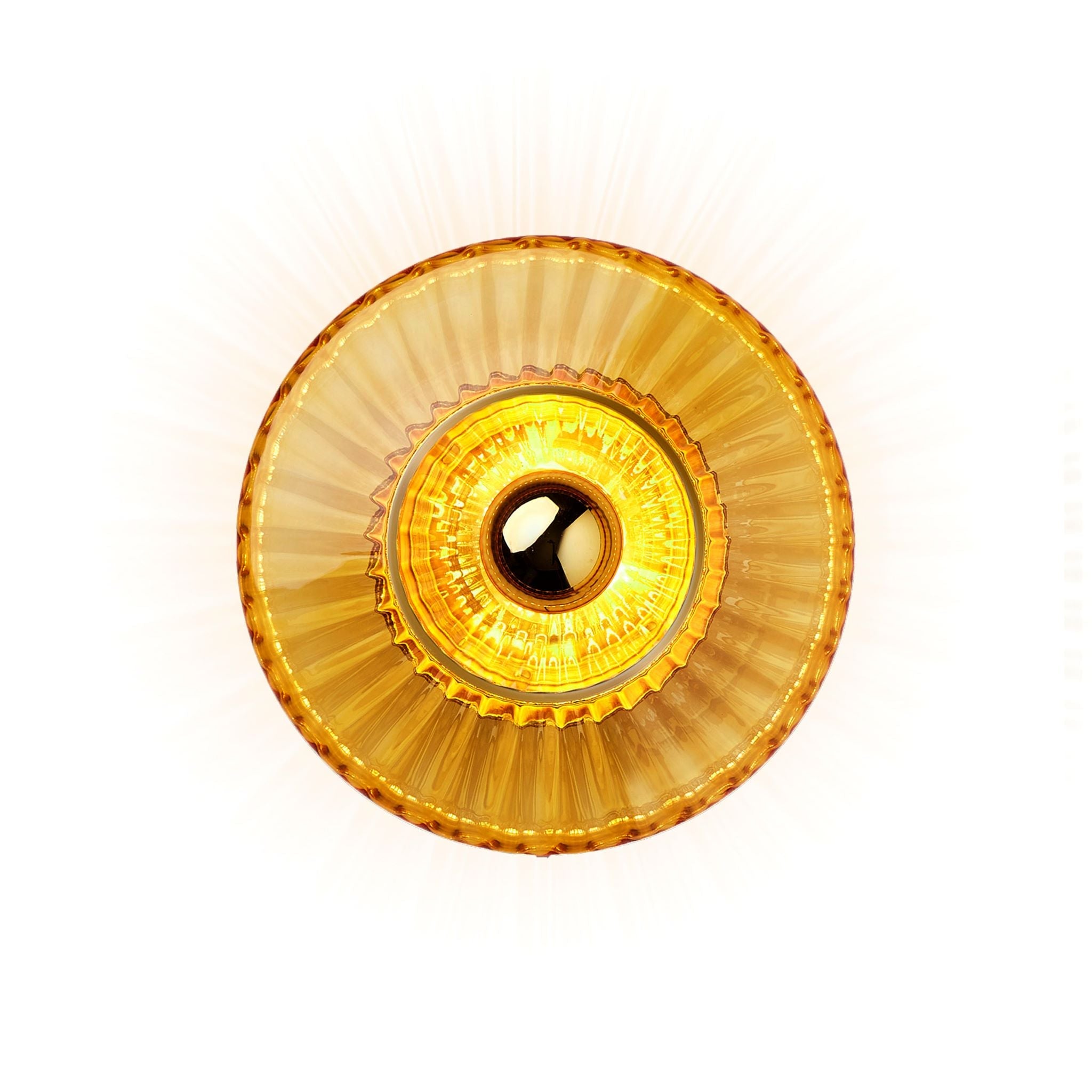 Rund vägglampa i amber (orange/gult) veckat glas som skapar ett ljusspel på väggen.