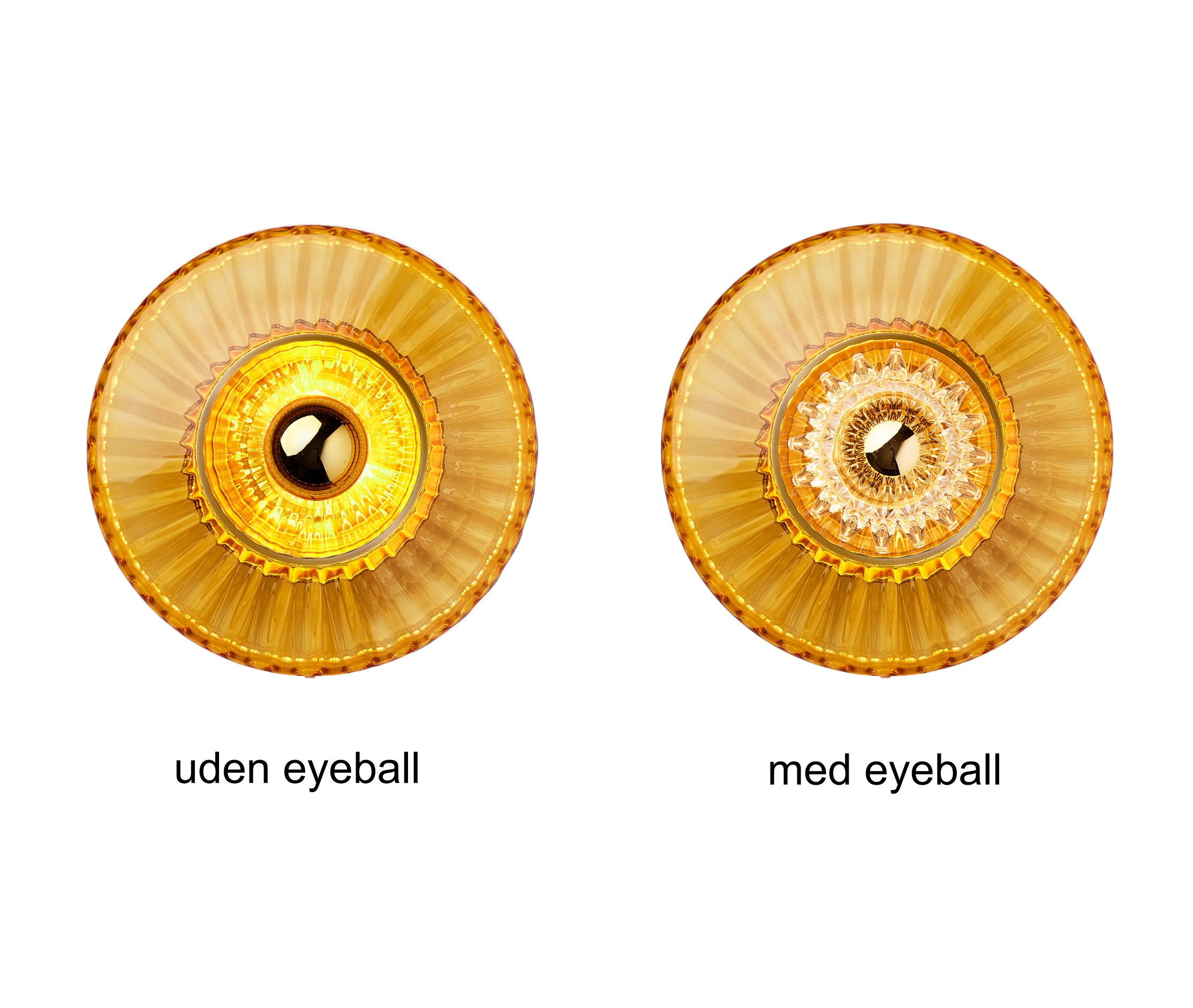 Rund vägglampa i amber (orange/gult) veckat glas som skapar ett ljusspel på väggen. Lampan visas här med och utan eyeball-tillbehöret.