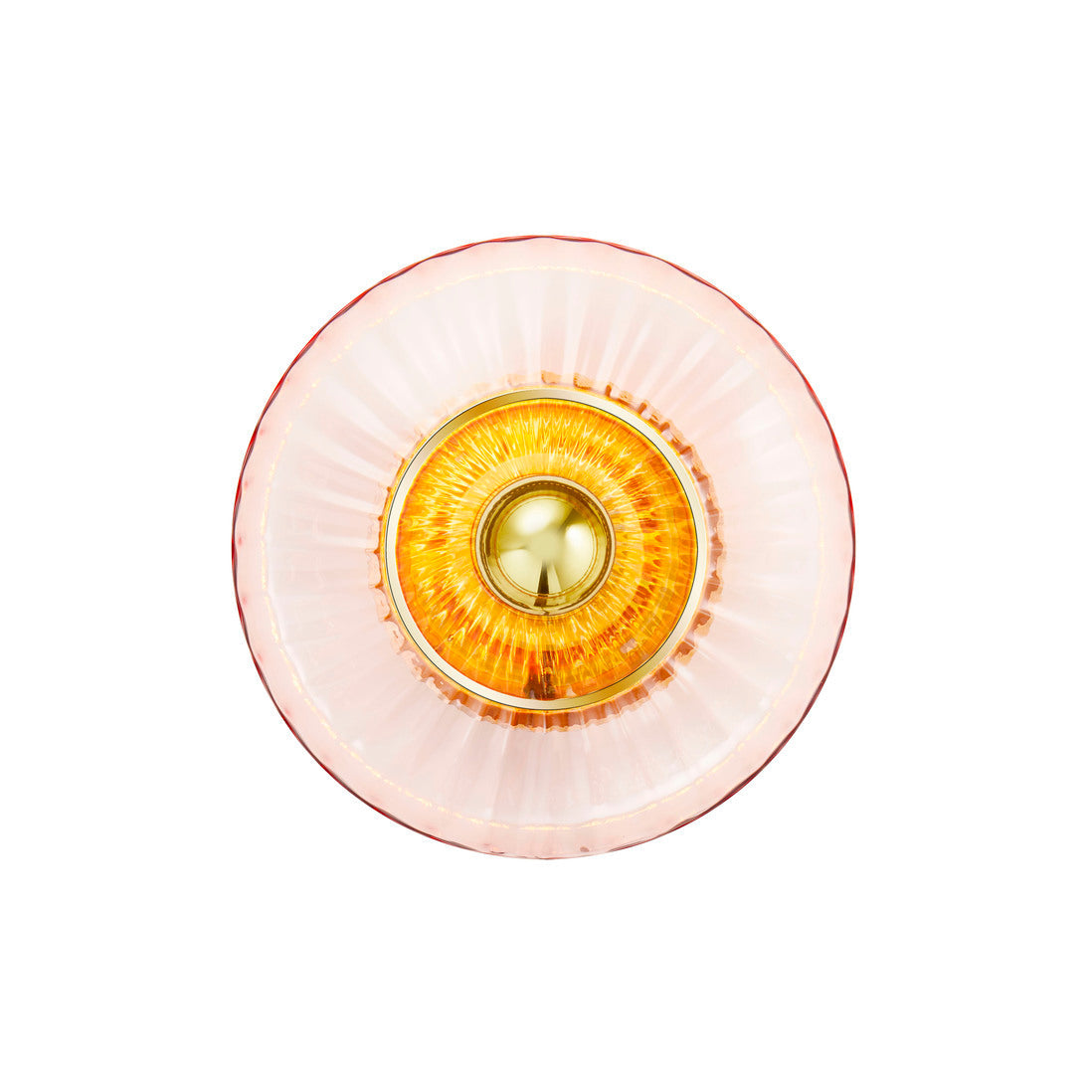 Rund vägglampa i rosa veckat glas som skapar ett ljusspel på väggen.