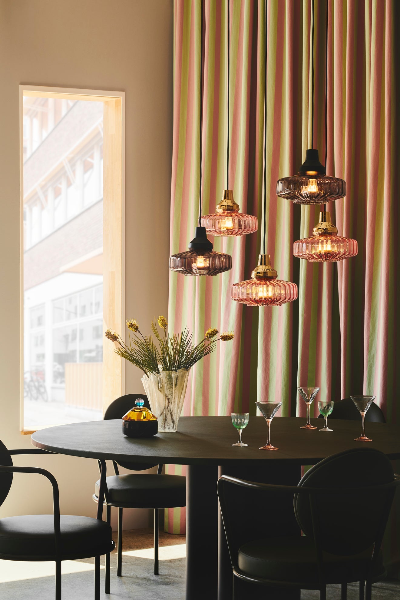 Pendel taklampa från Design by Us i vågigt rökfärgat glas med svart sockel och sladd.