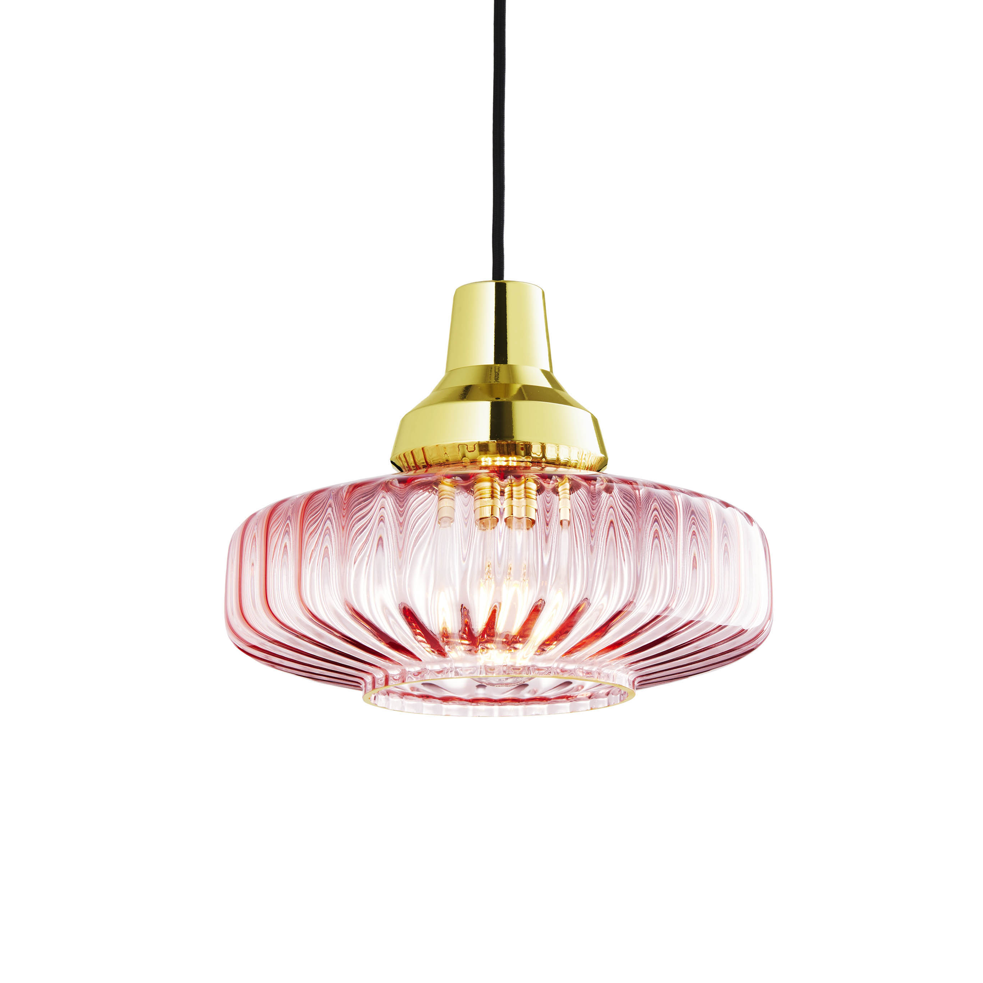 Pendel från Design by Us i rosa glas och med guldfärgad sockel och baksida.