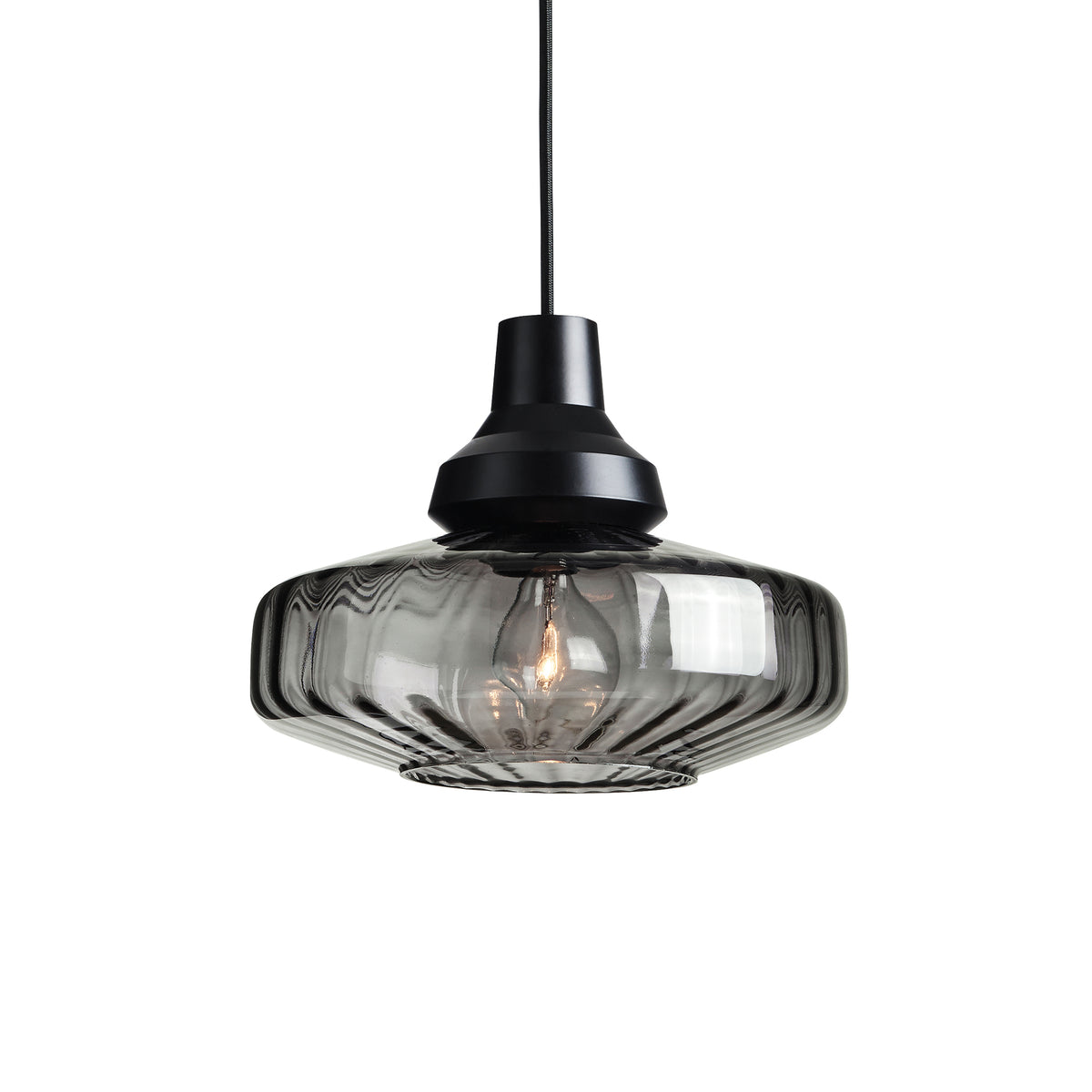 Pendellampa från Design by Us i vågigt rökfärgat glas med svart lamphållare och sladd.