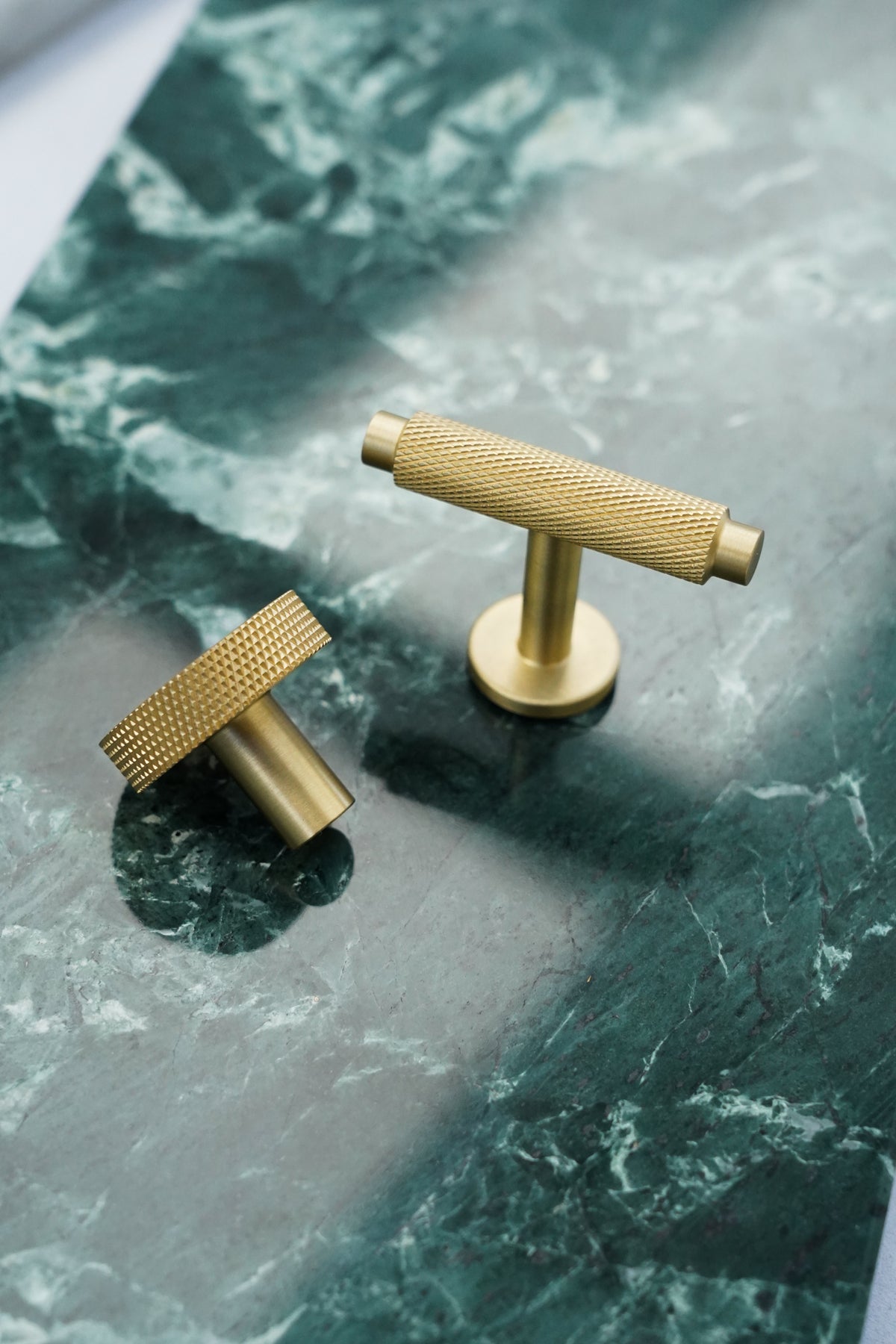 Møbelknop T-bar med diamond cut i børstet messing med lak - Nørrebro • Chr. Jørgensen - Copenhagenhomedesign