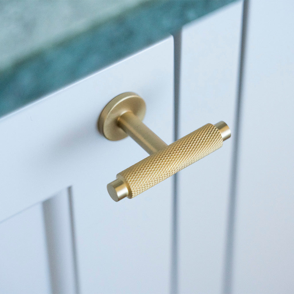 Møbelknop T-bar med diamond cut i børstet messing med lak - Nørrebro • Chr. Jørgensen - Copenhagenhomedesign
