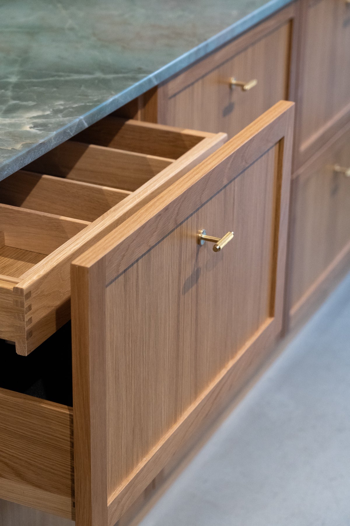 Møbelknop T-bar med diamond cut i børstet messing med lak - Nørrebro • Chr. Jørgensen - Copenhagenhomedesign