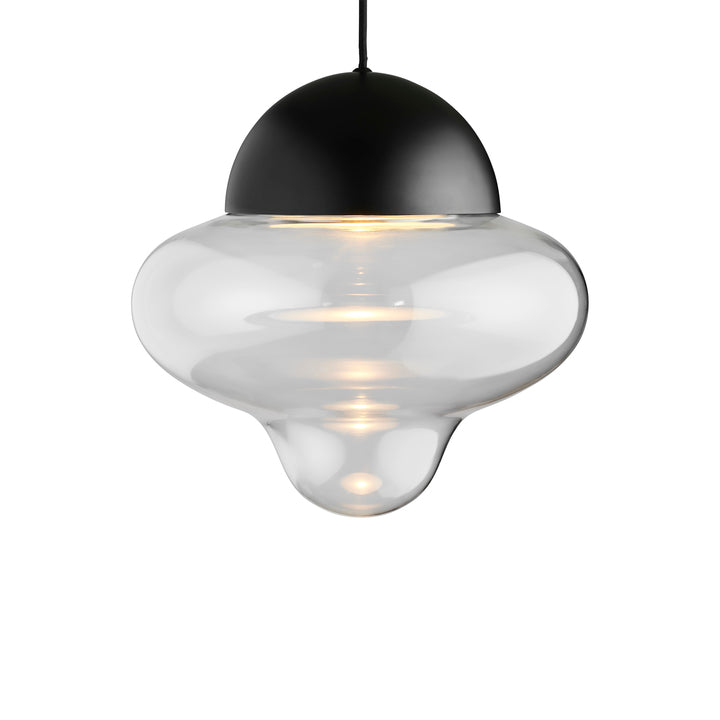 Nutty XL Clear pendellampa mot en vit bakgrund.