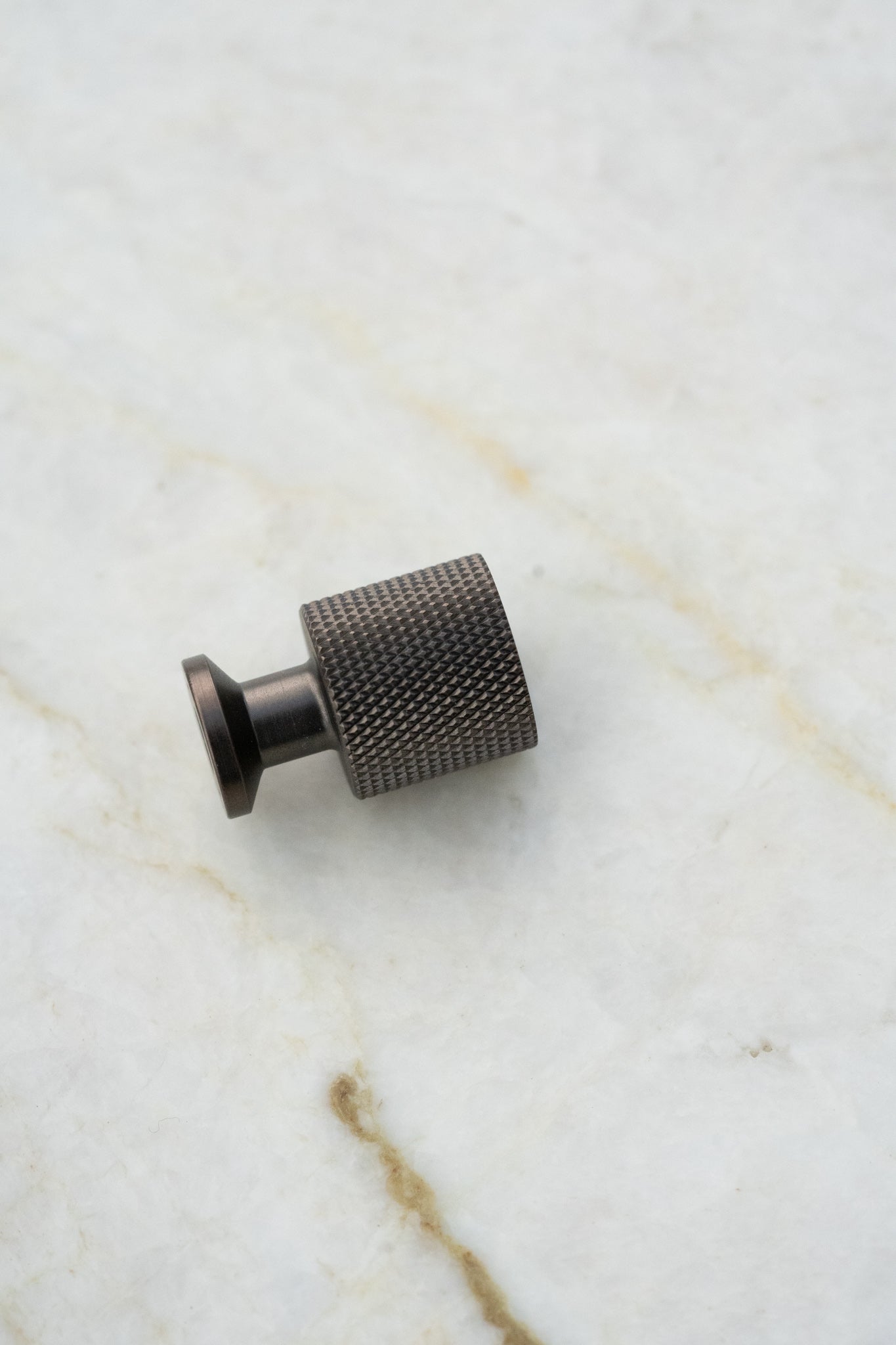 Nyboder • Möbelknopp i brunerad mässing med diamantslipat mönster