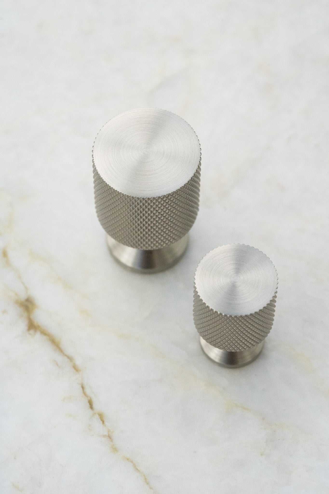 Nyboder • Möbelknopp i mässing i rostfritt stål-look med diamantslipat mönster