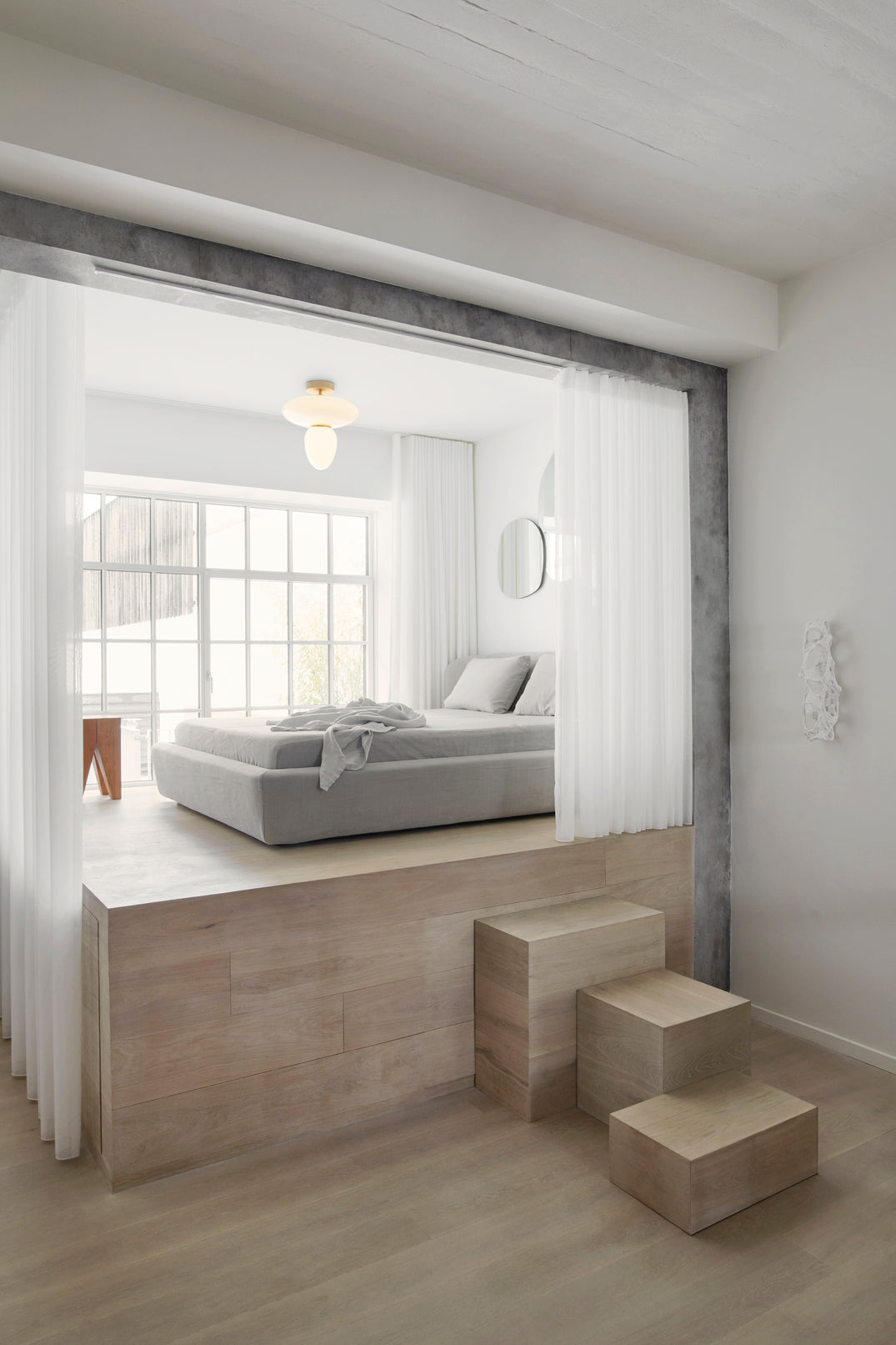 Rizzatto 42 taklampa, satin brass / opal • NUURA