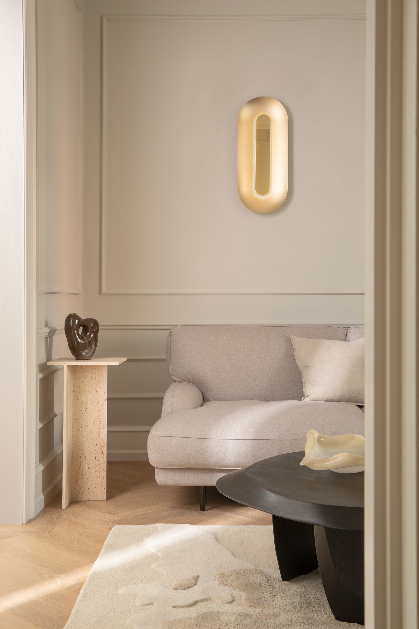 Sasi Large vägglampa, brass • NUURA