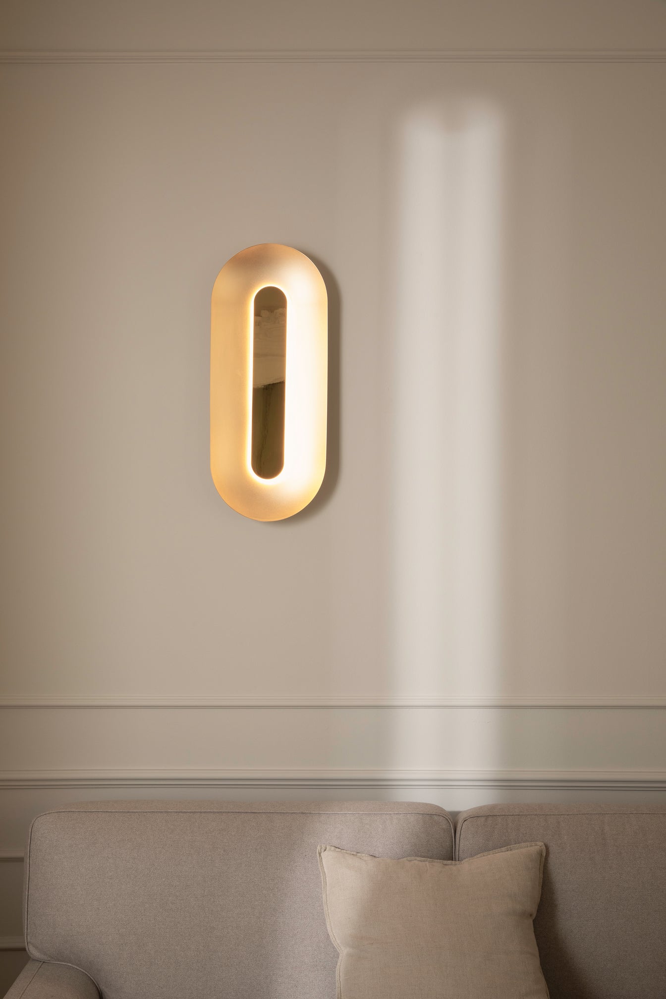 Sasi Large vägglampa, brass • NUURA