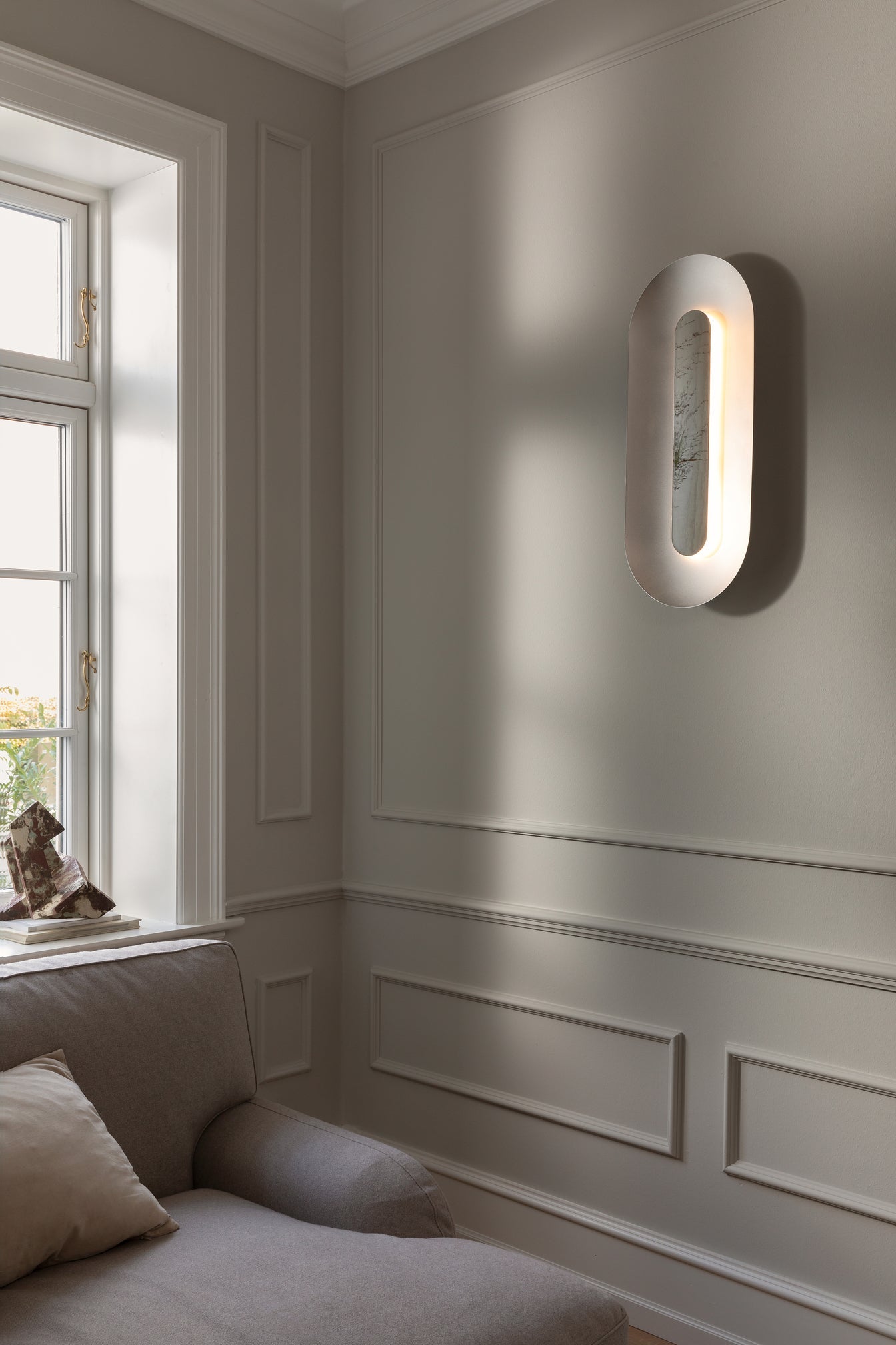 Sasi Large vägglampa, silver • NUURA