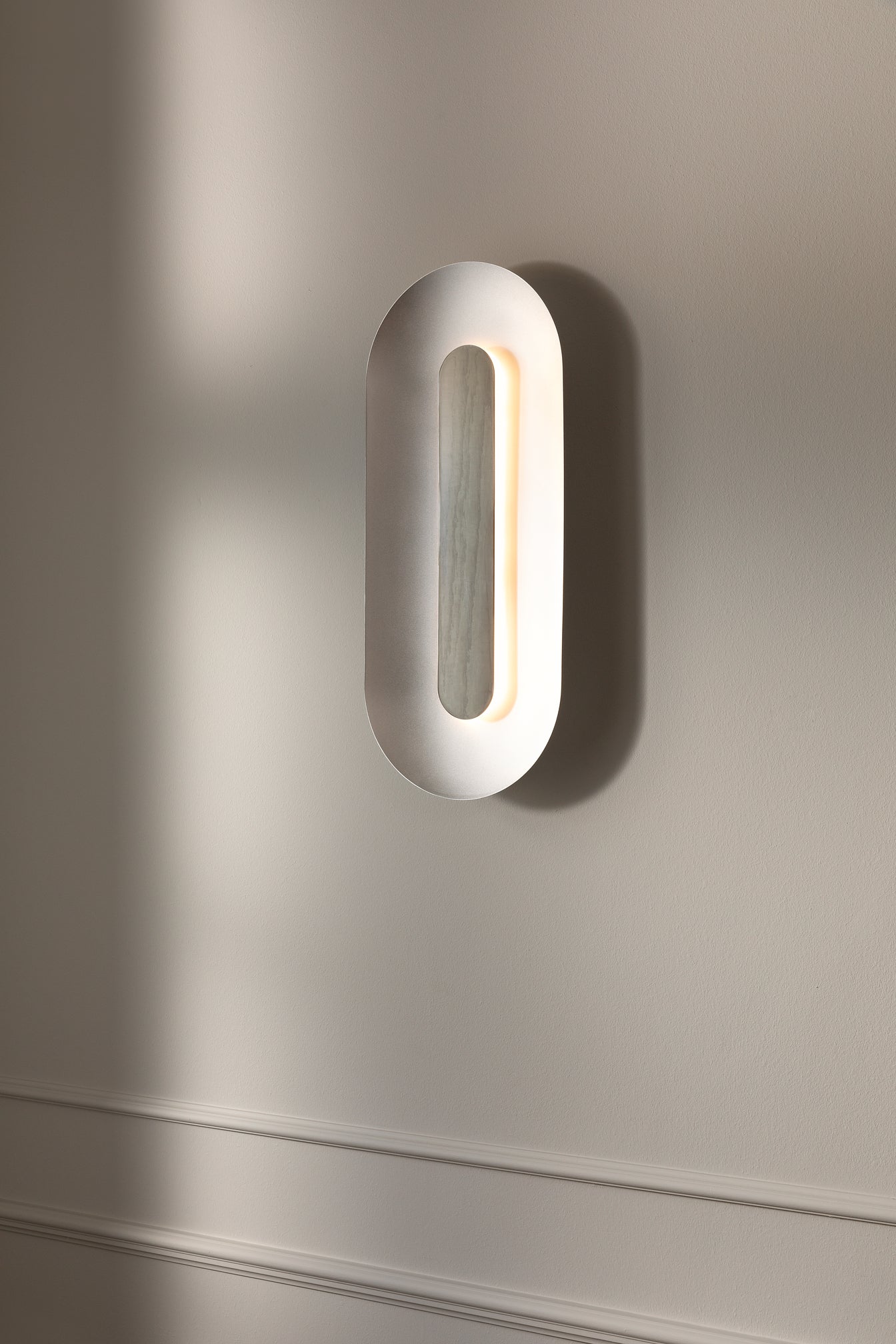 Sasi Large vägglampa, silver • NUURA